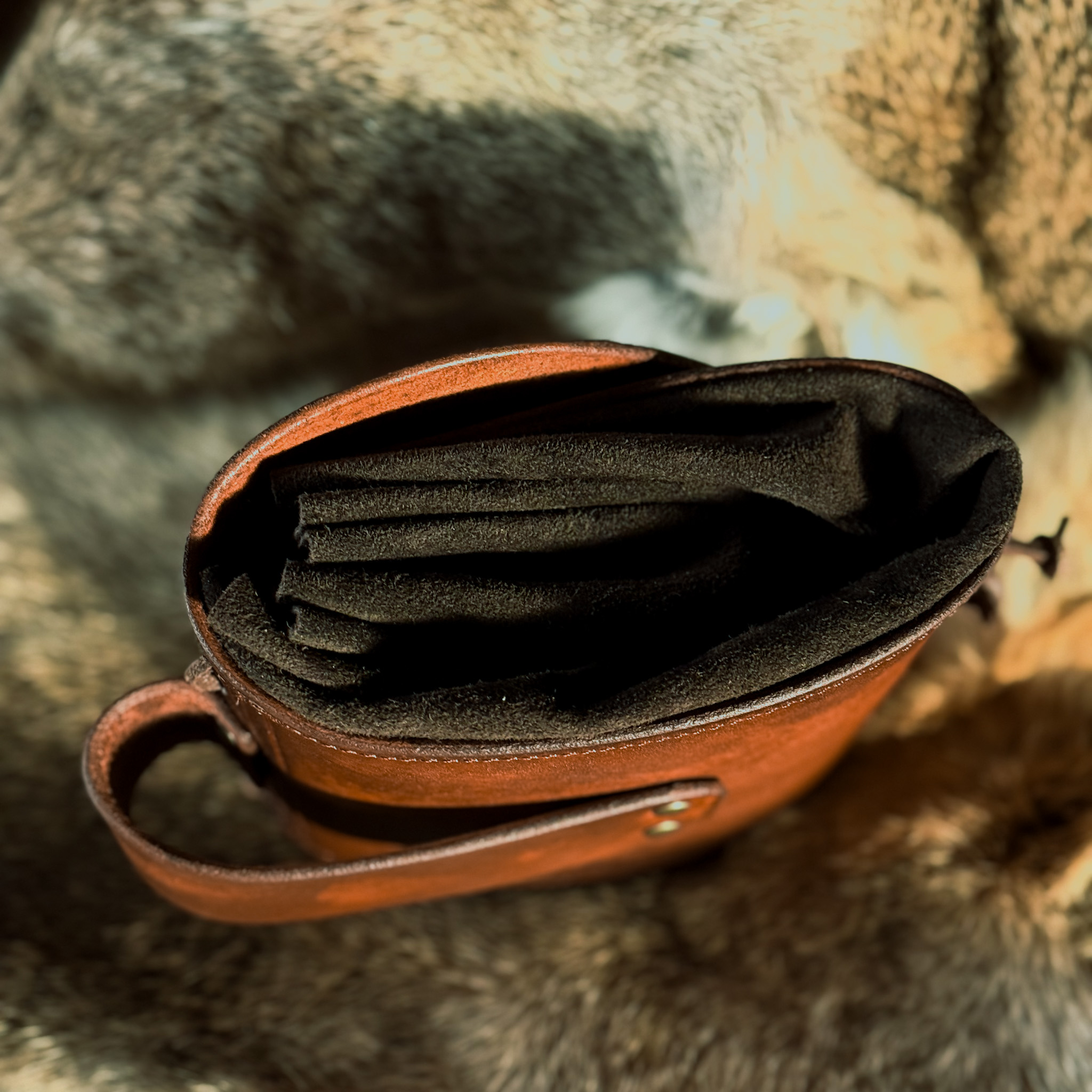 Gürteltasche aus Leder mit Raben, braun