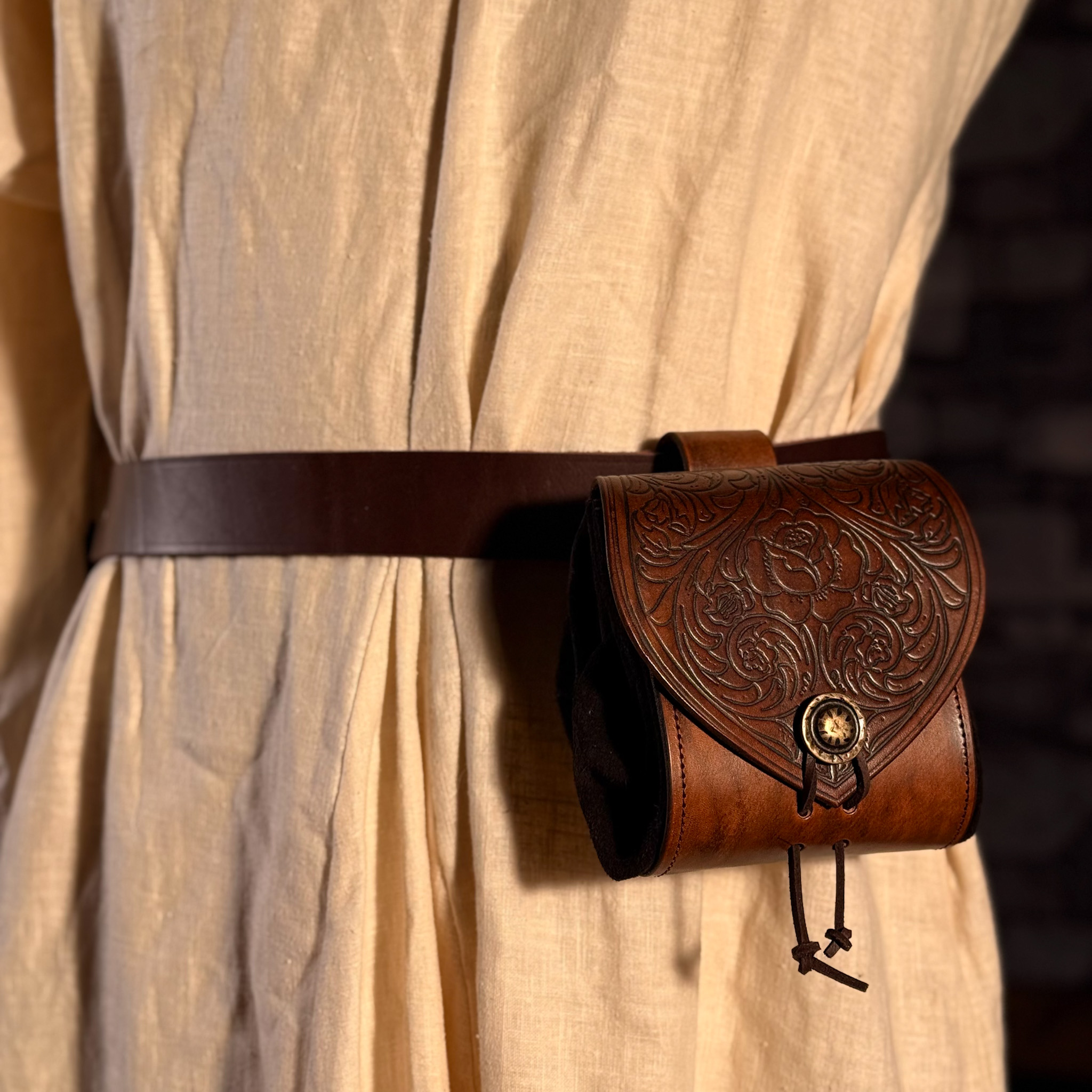 Gürteltasche aus Leder mit Rosen, braun