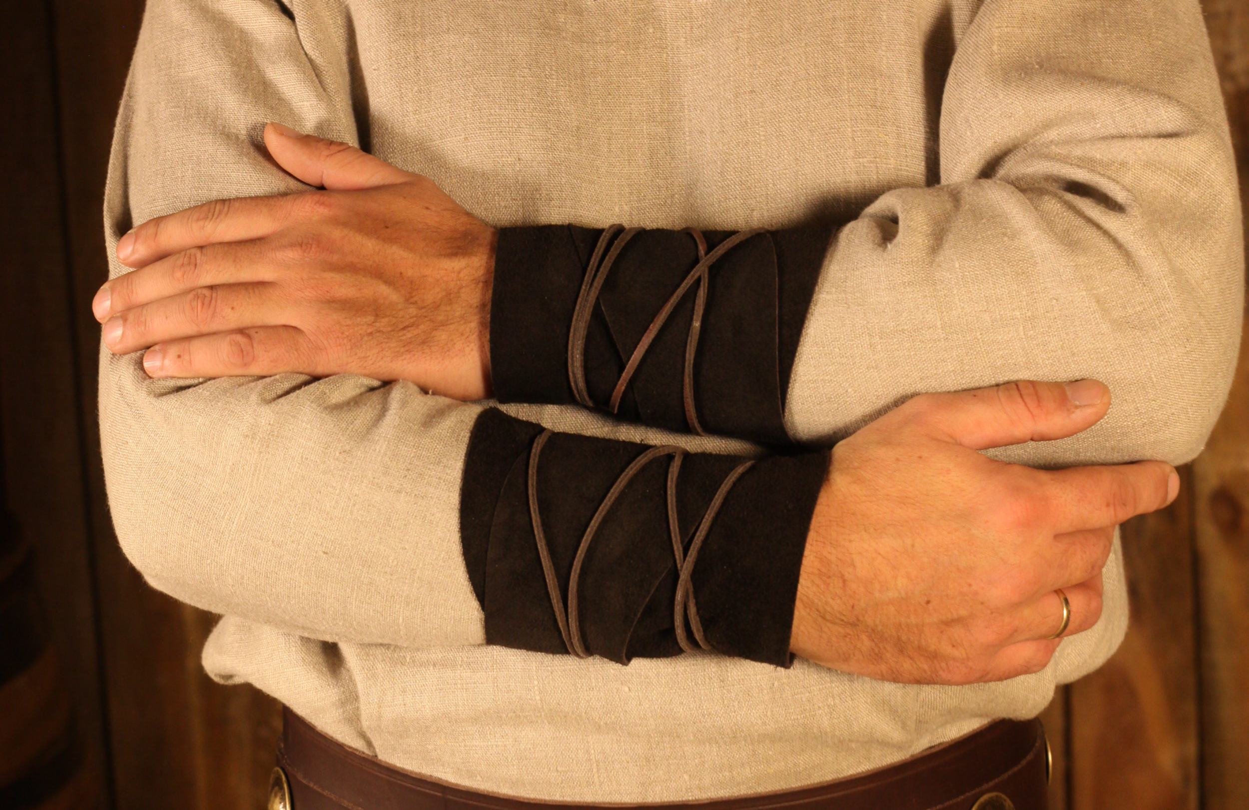 Lederarmwickel aus Veloursleder