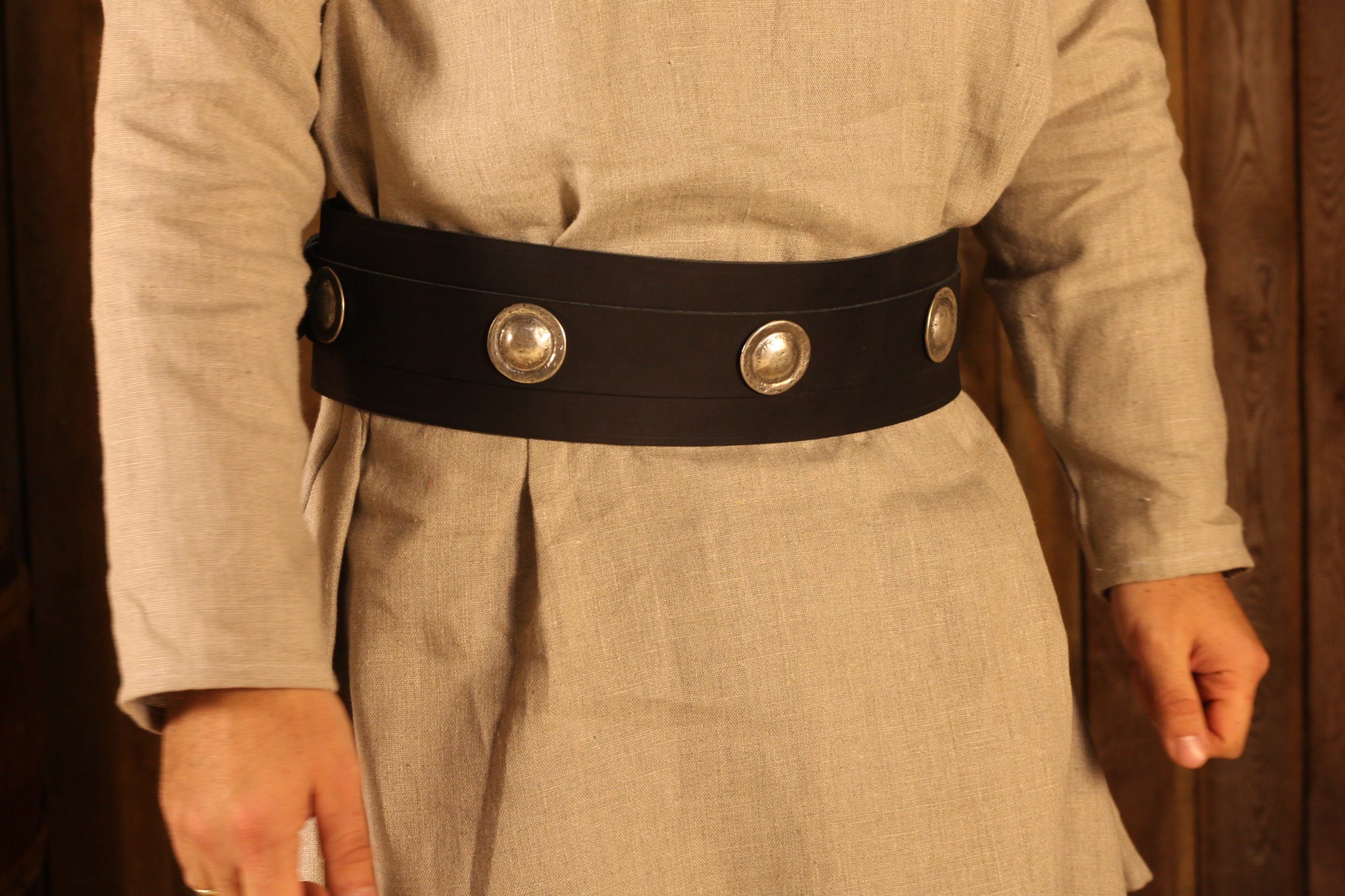 Breitgürtel mit Ziernieten