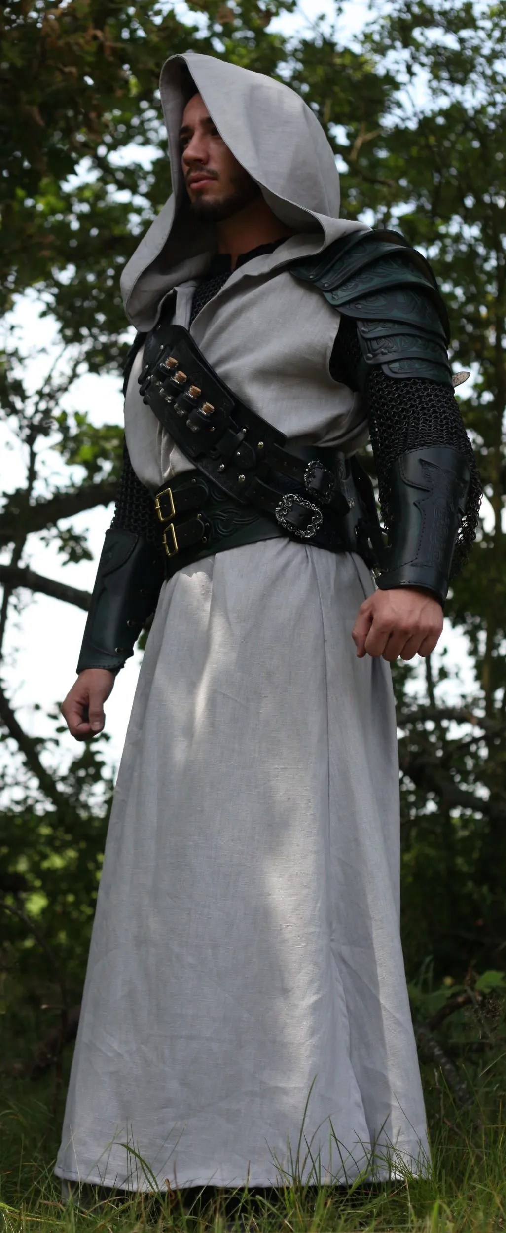 Lange hellgraue Weste mit Kapuze