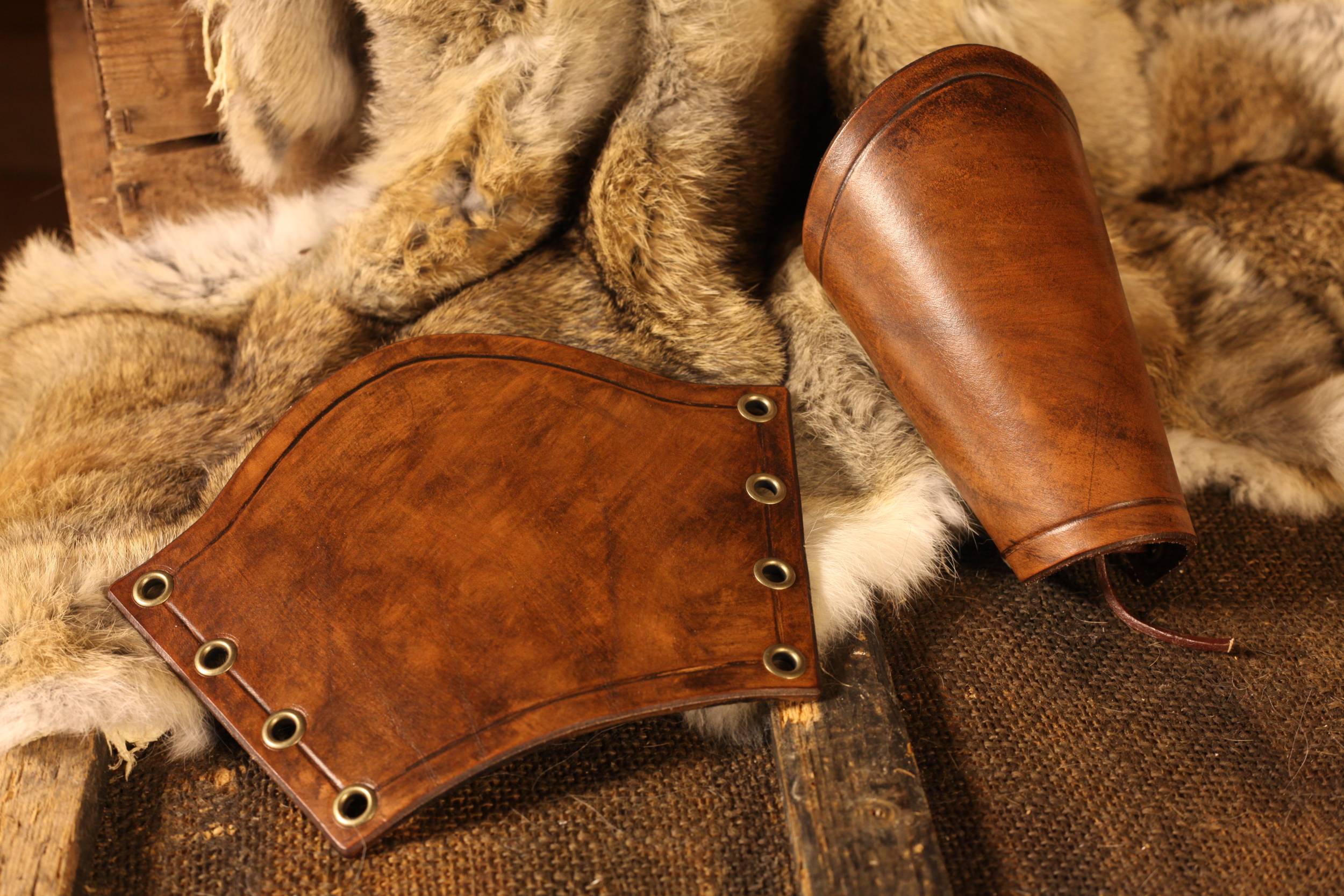 Kurze Lederarmschienen, geschnürt