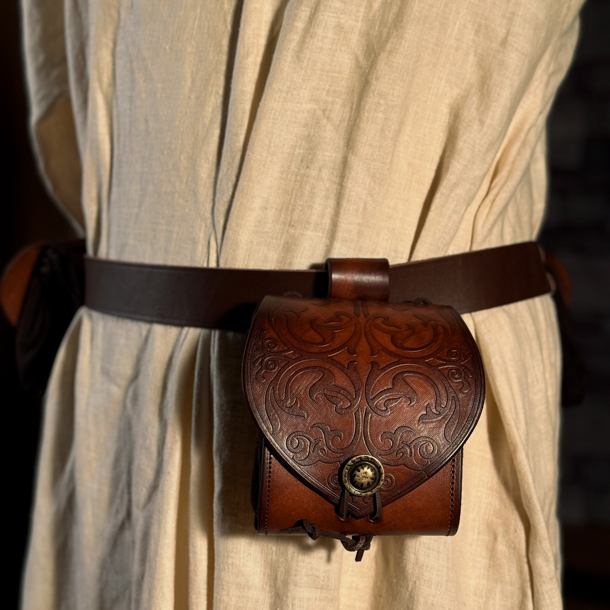 Gürteltasche aus Leder mit floralem Muster, braun