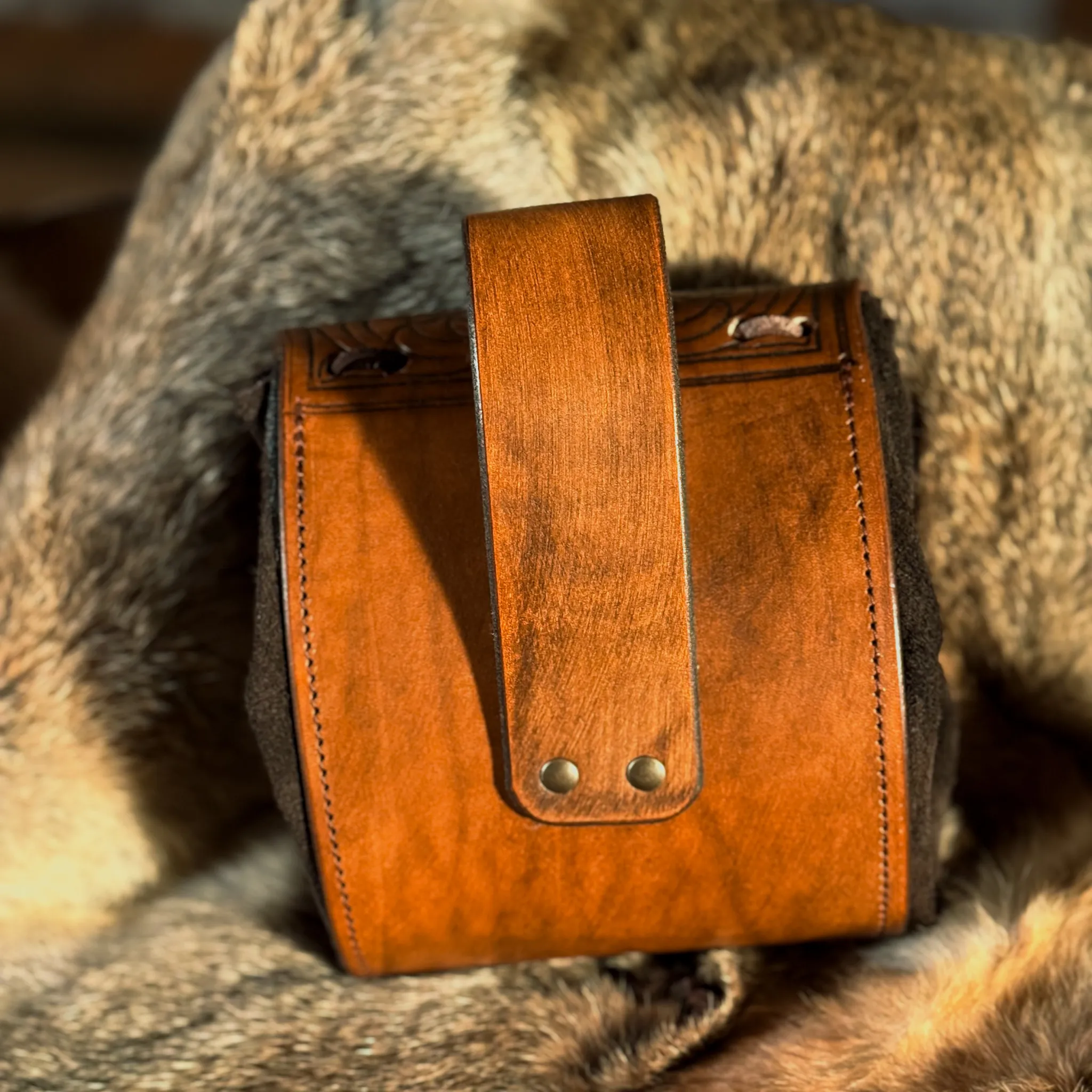 Gürteltasche aus Leder mit Rosen, braun