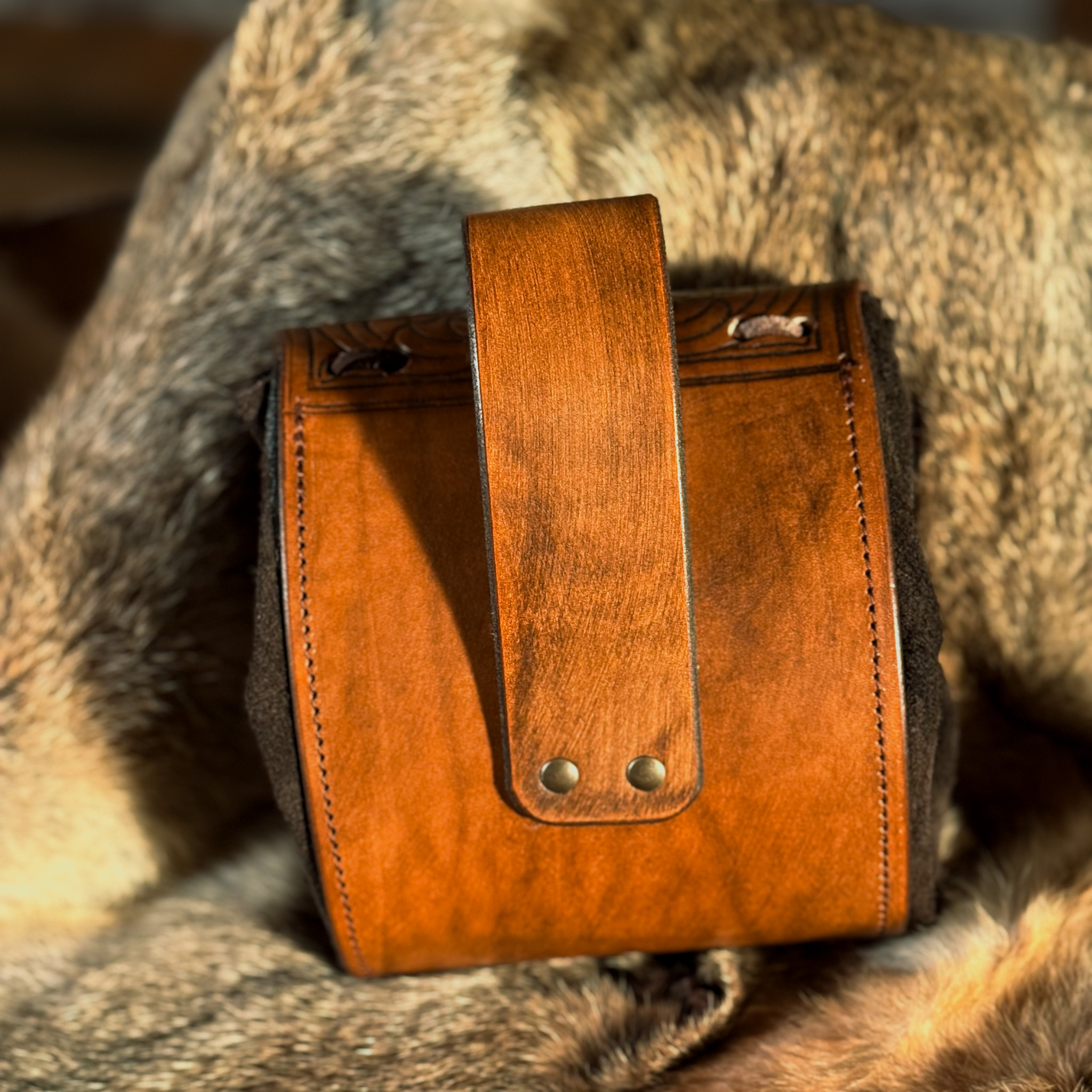 Gürteltasche aus Leder mit Rosen, braun