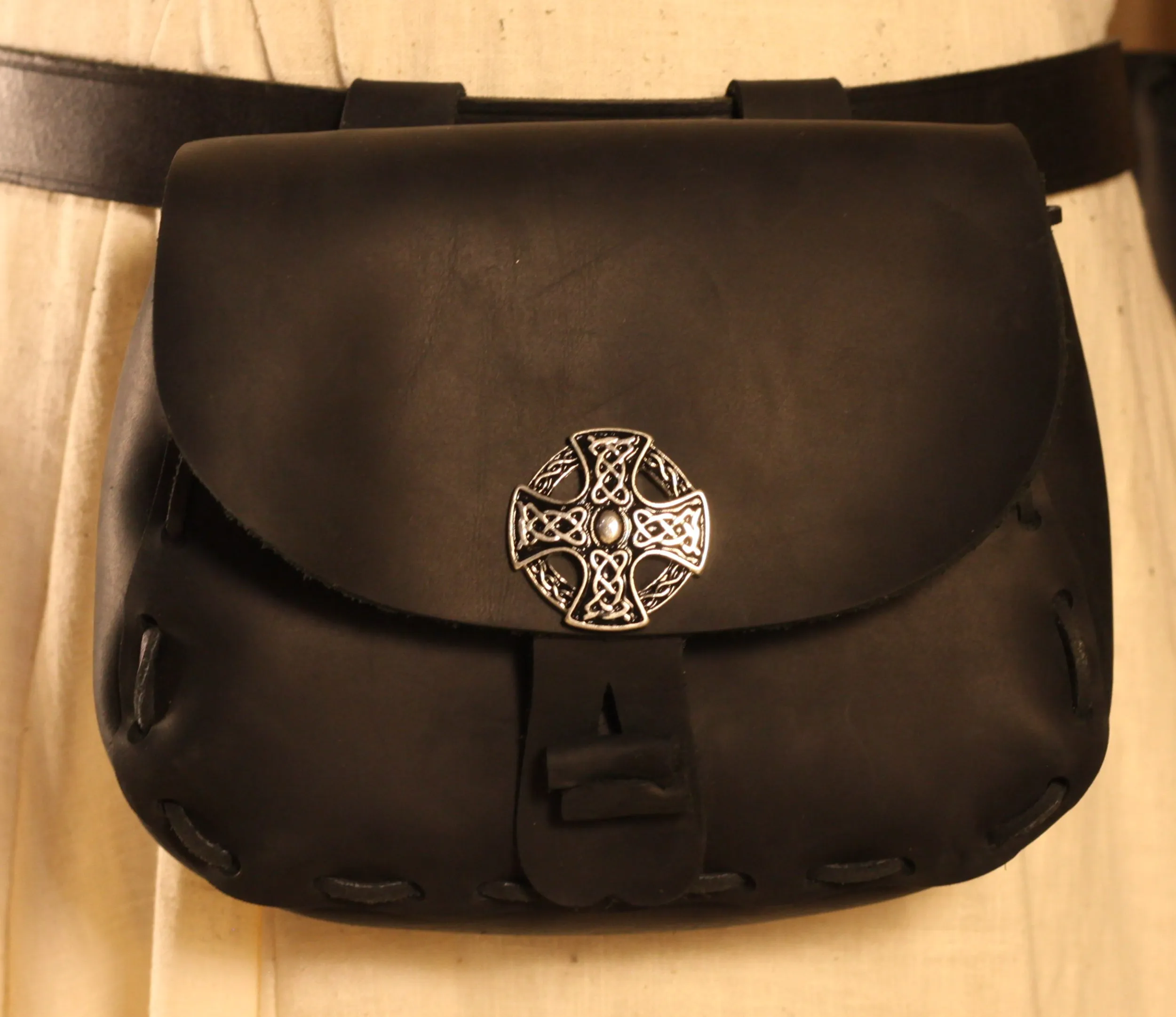 Schwarze mittelalterliche Ledertasche keltisch