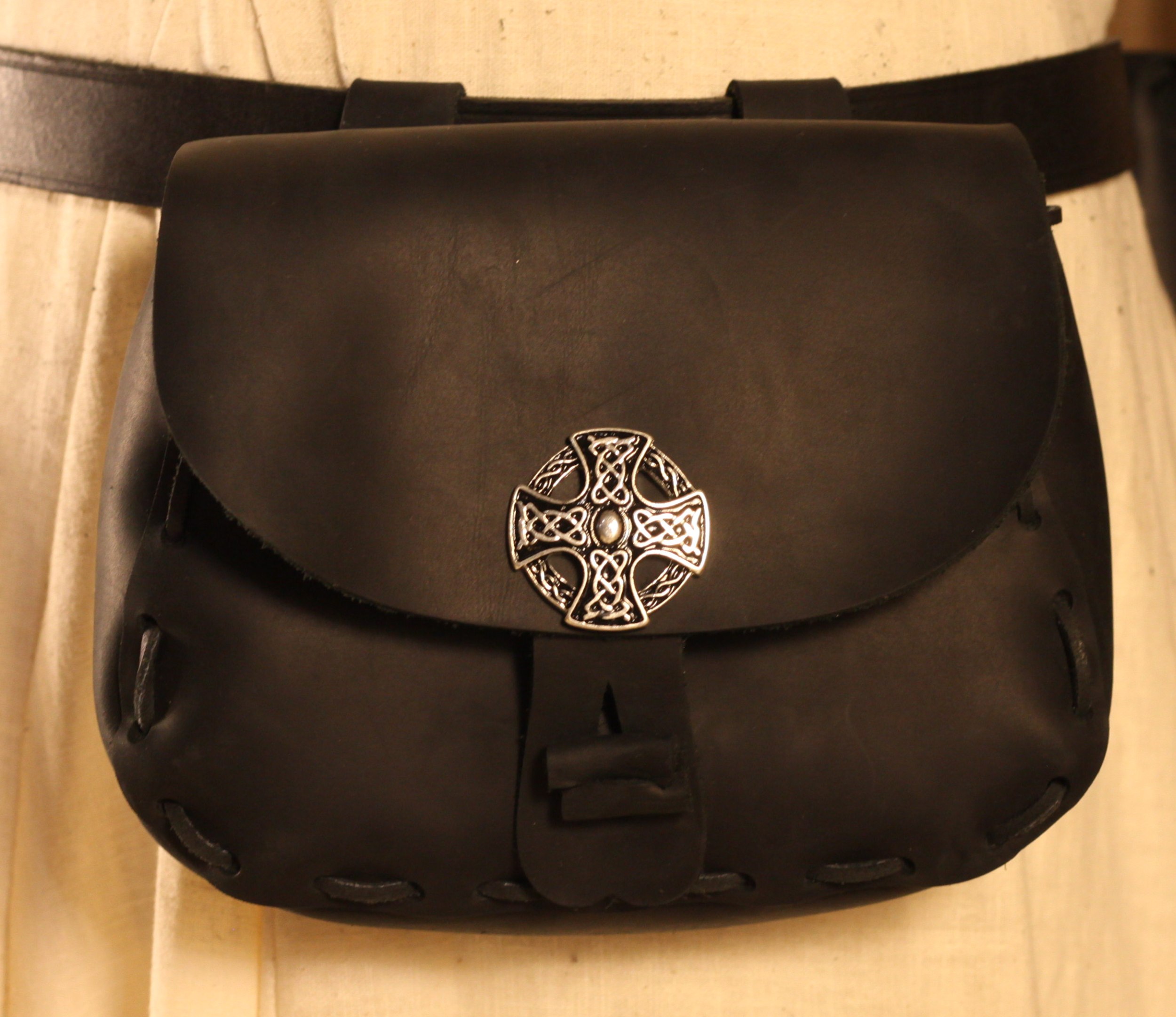 Schwarze mittelalterliche Ledertasche keltisch