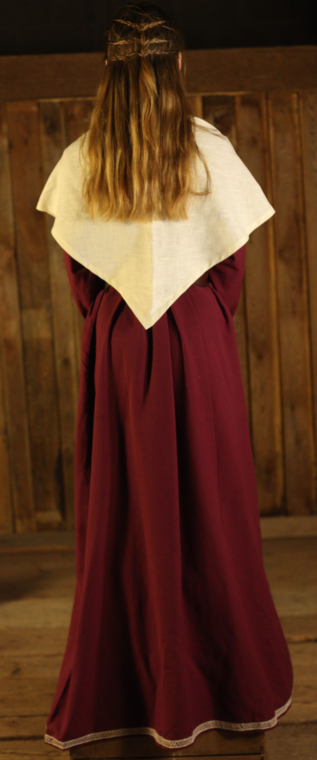 Weinrotes Wikingerkleid Brigida mit Handstickerei