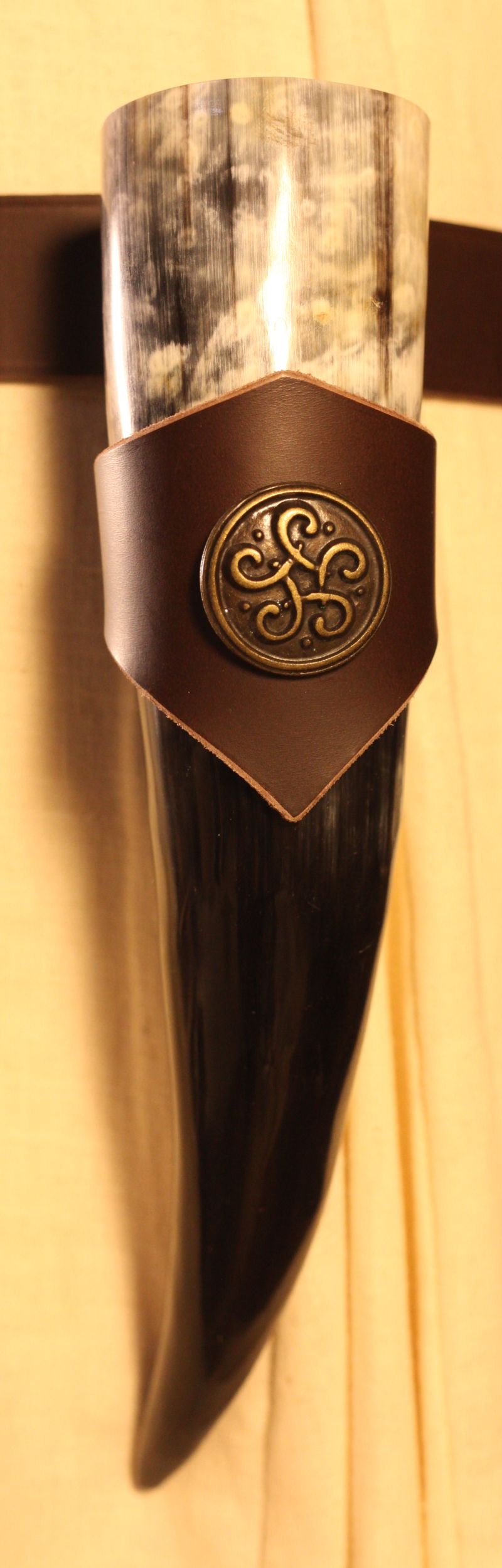 Trinkhorn mit Halter braun Keltenknoten ca. 300ml