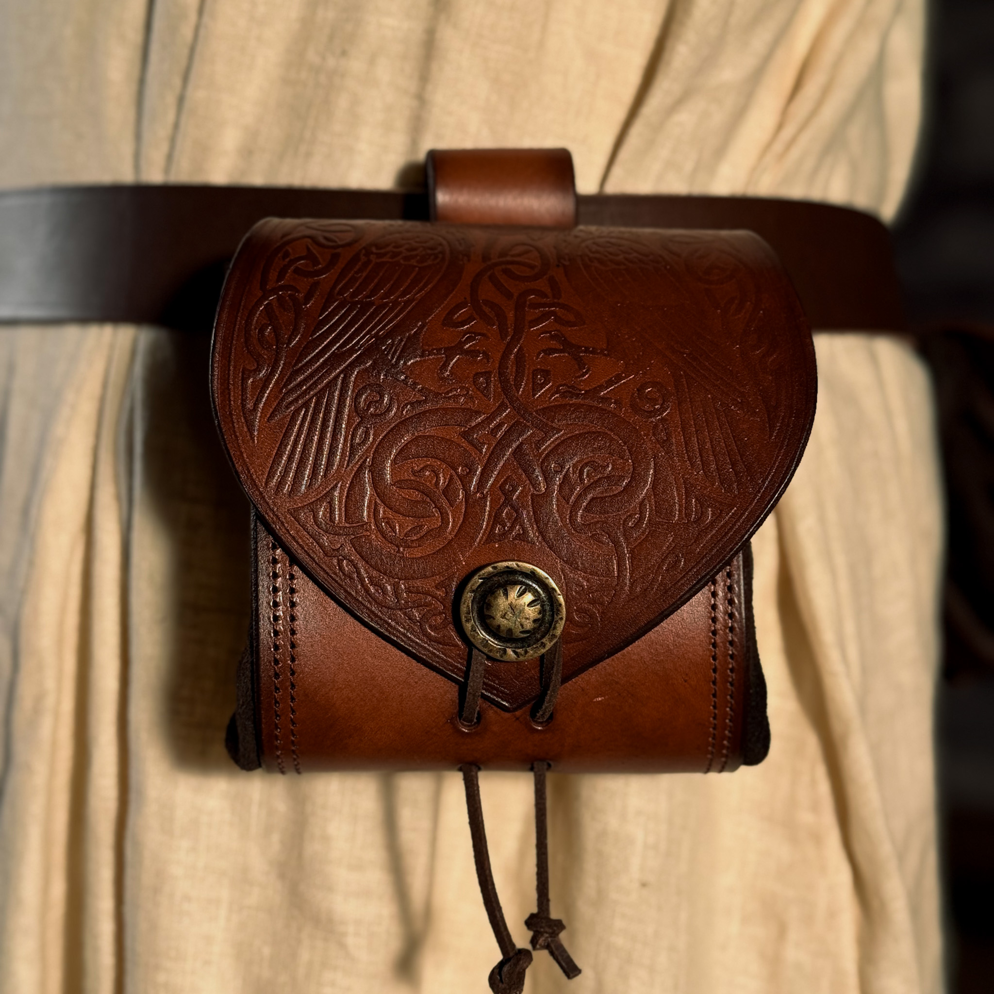 Gürteltasche aus Leder mit Raben, braun