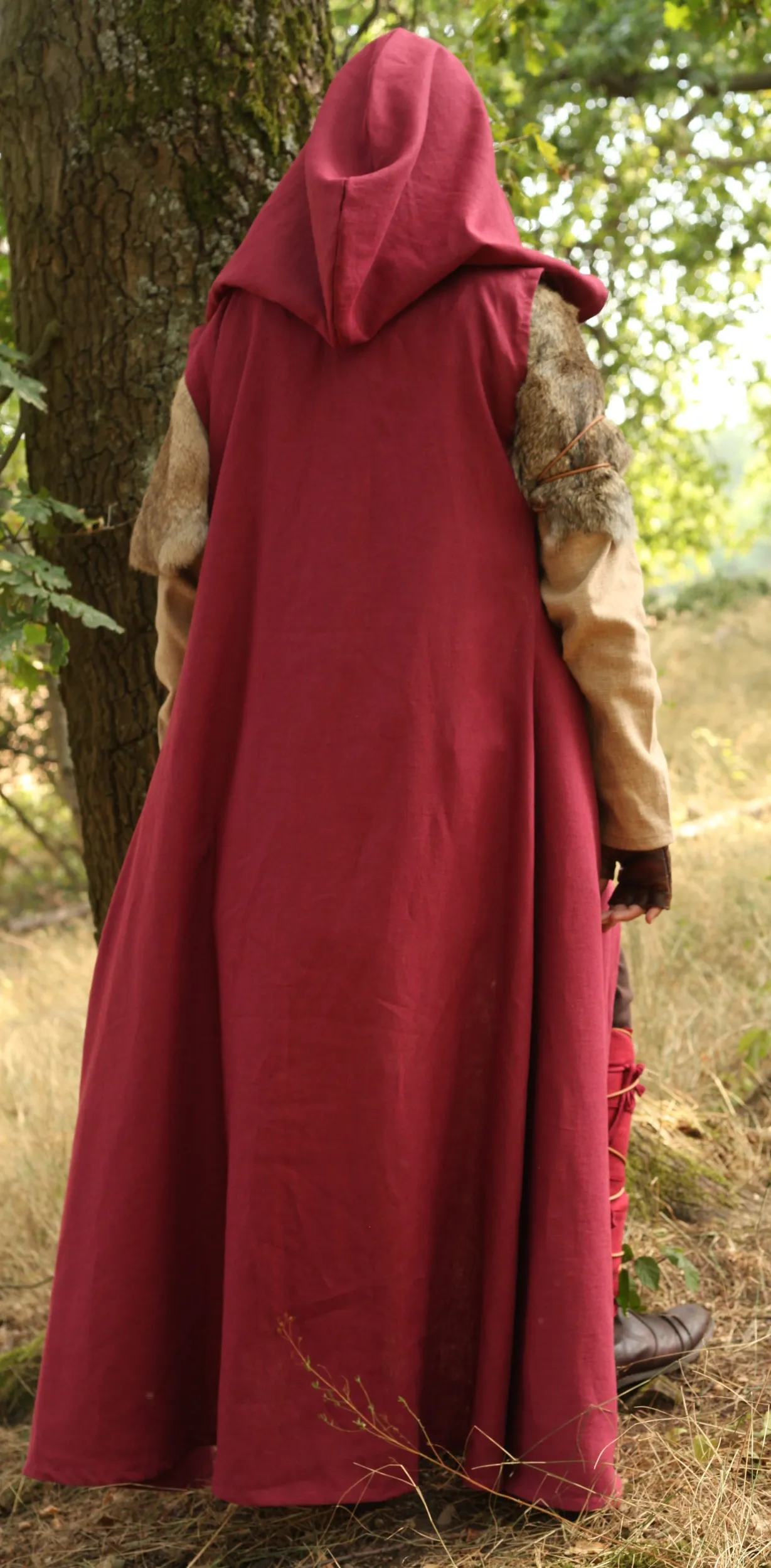 Rote Leinenweste mit Kapuze