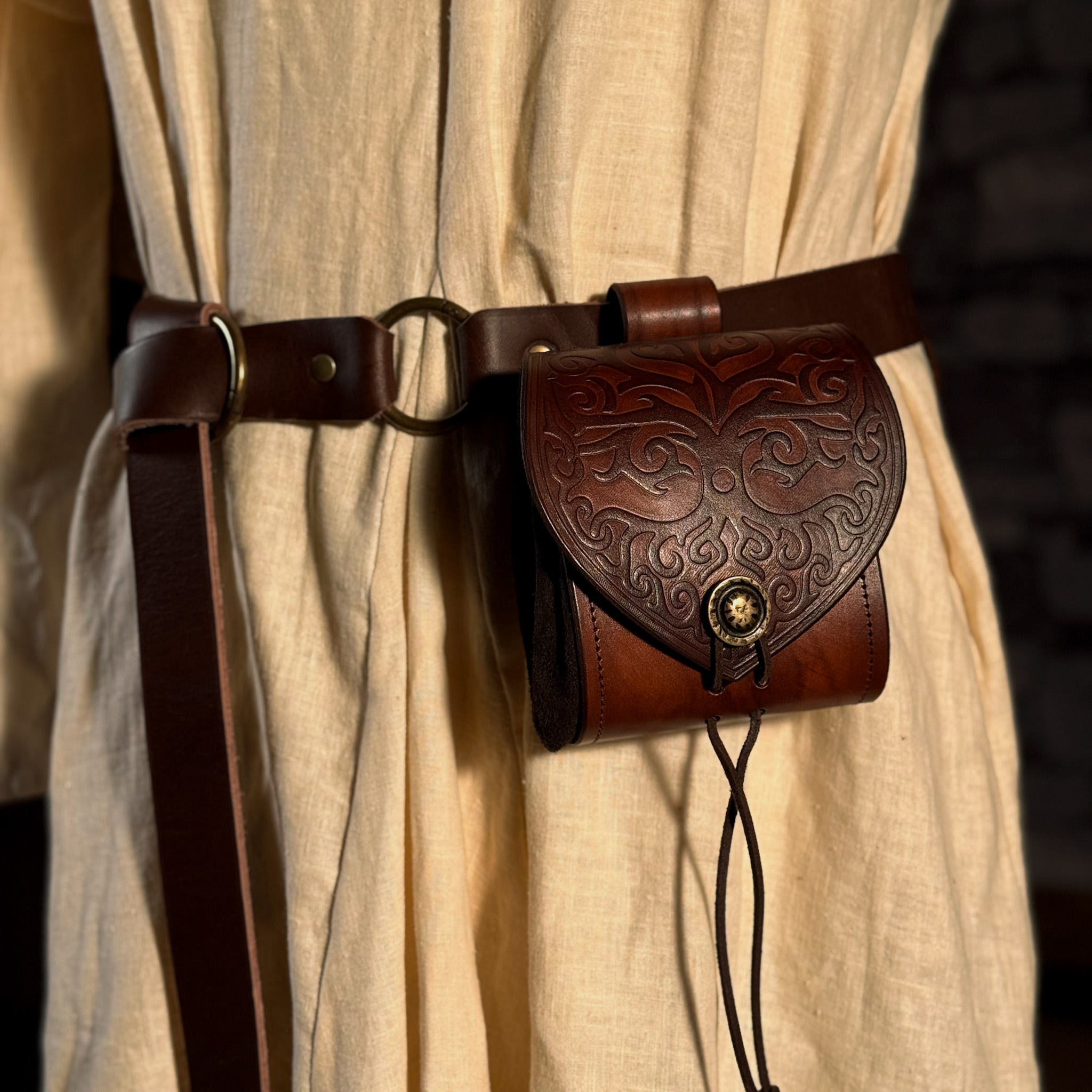 Gürteltasche aus Leder mit Lebensbaum, braun