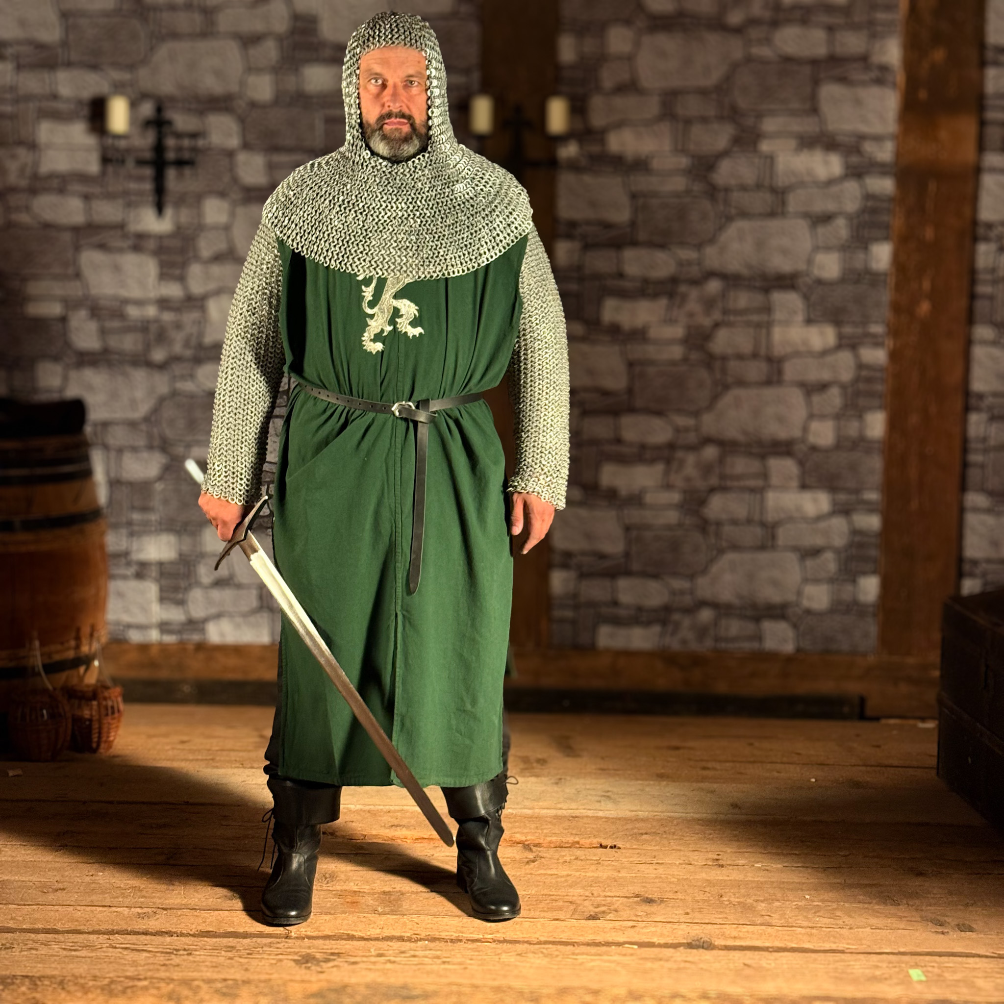 Grüner Wappenrock mit Stickerei Silberner Löwe