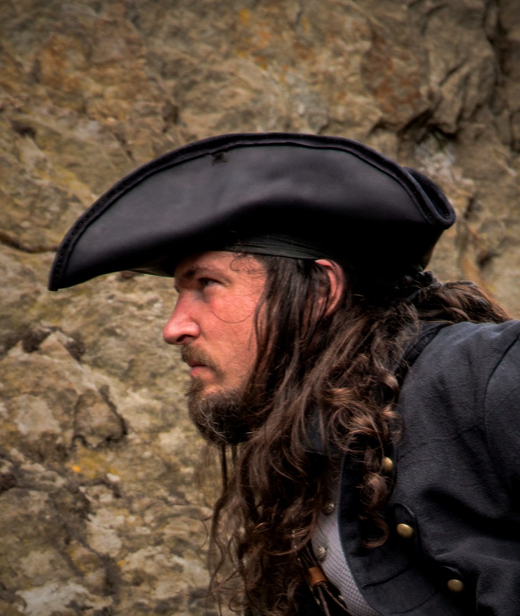 Schwarzer Leder-Dreispitz