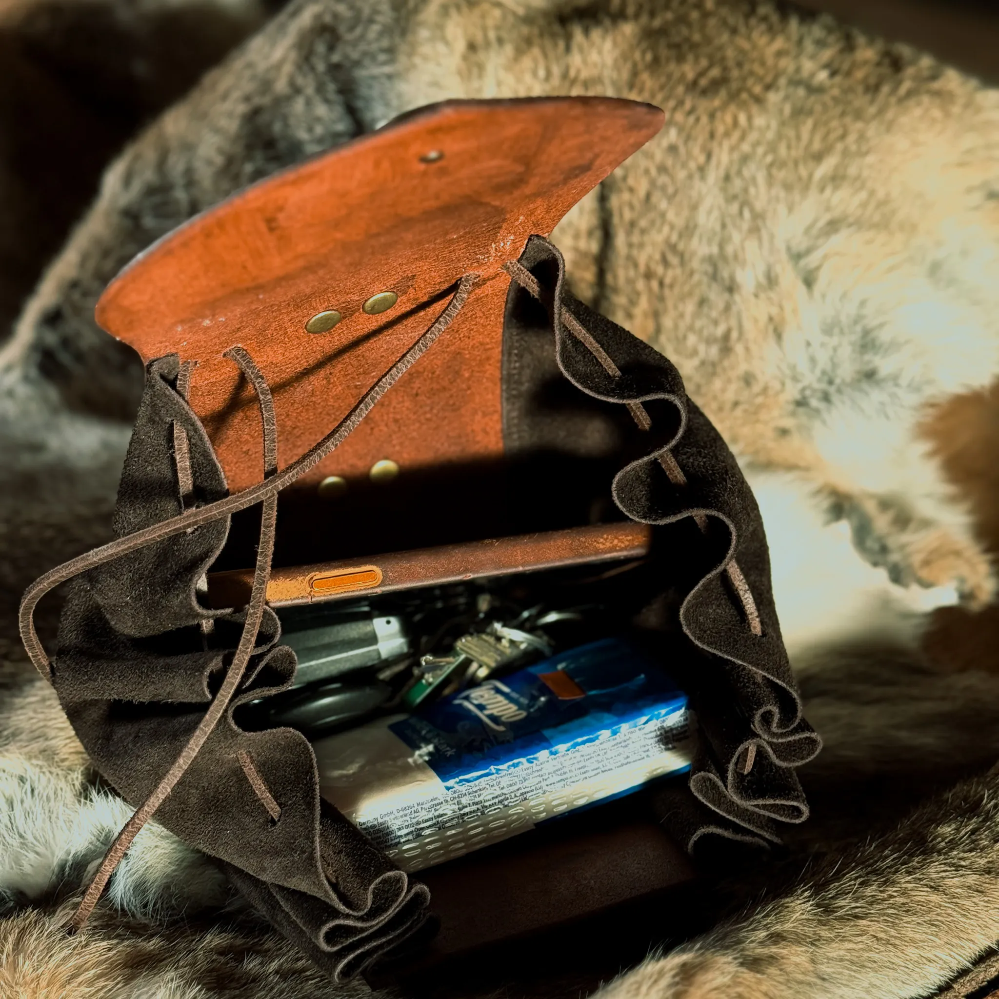 Gürteltasche aus Leder mit Raben, braun
