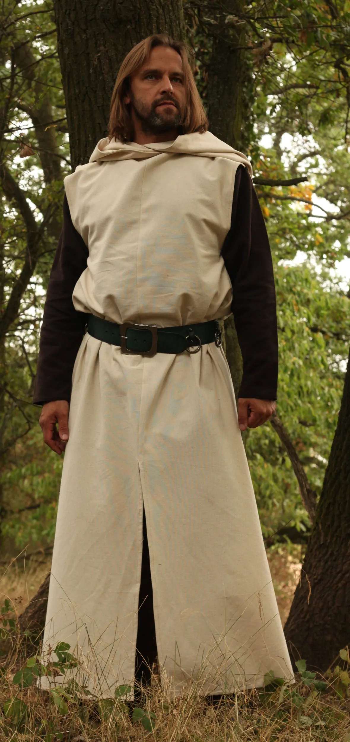 Lange beige Tunika mit Kapuze