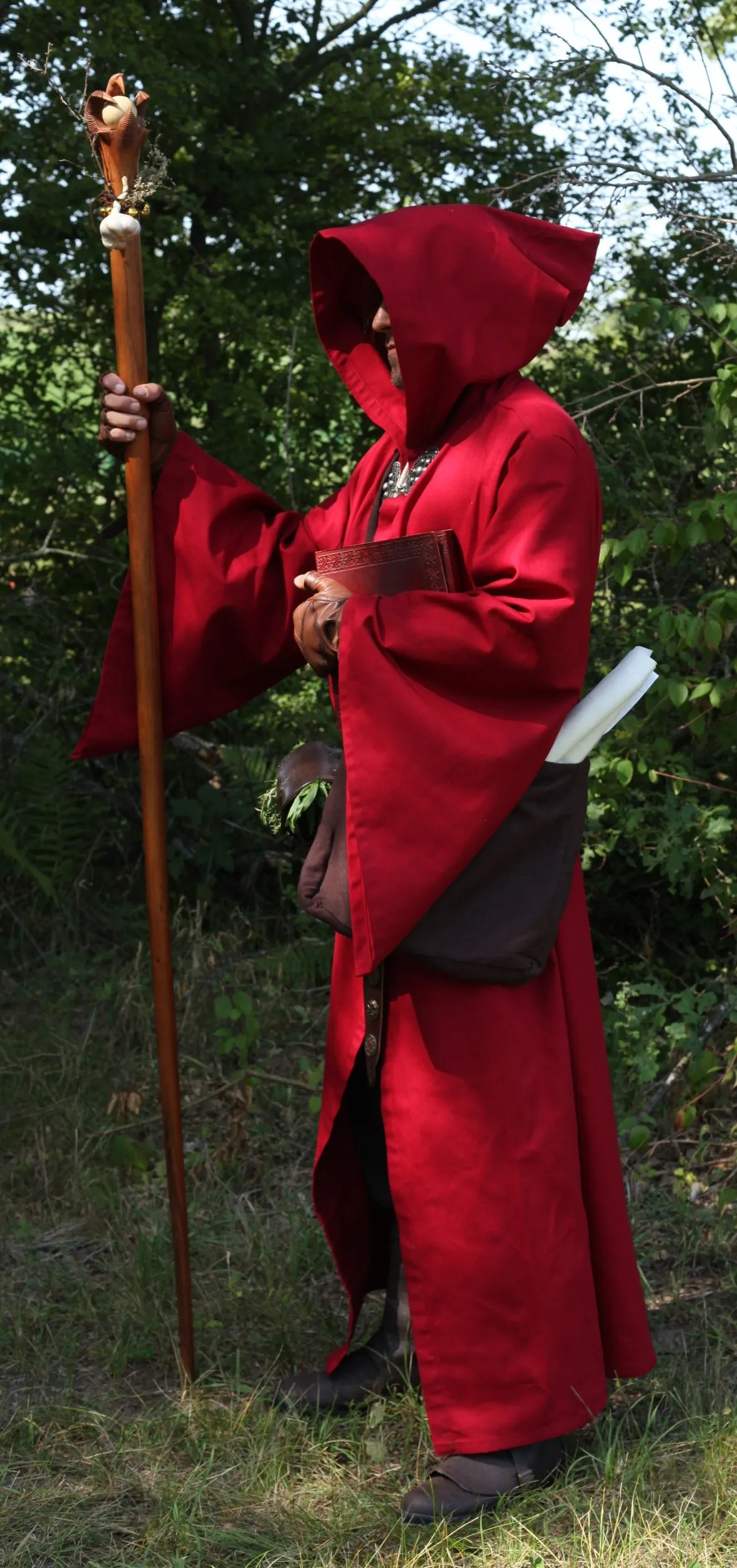 Weinrote Magierrobe