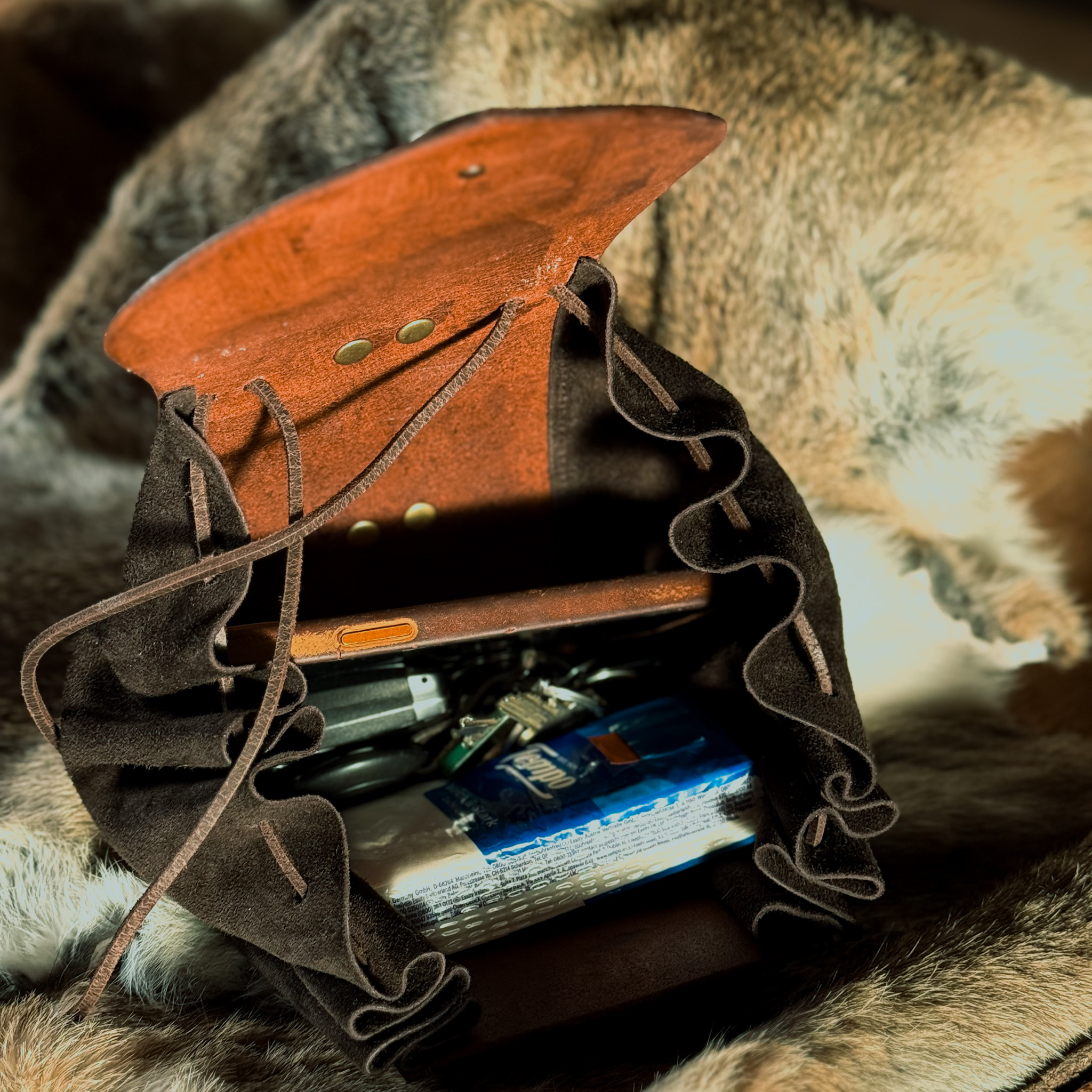 Gürteltasche aus Leder mit Lebensbaum, braun