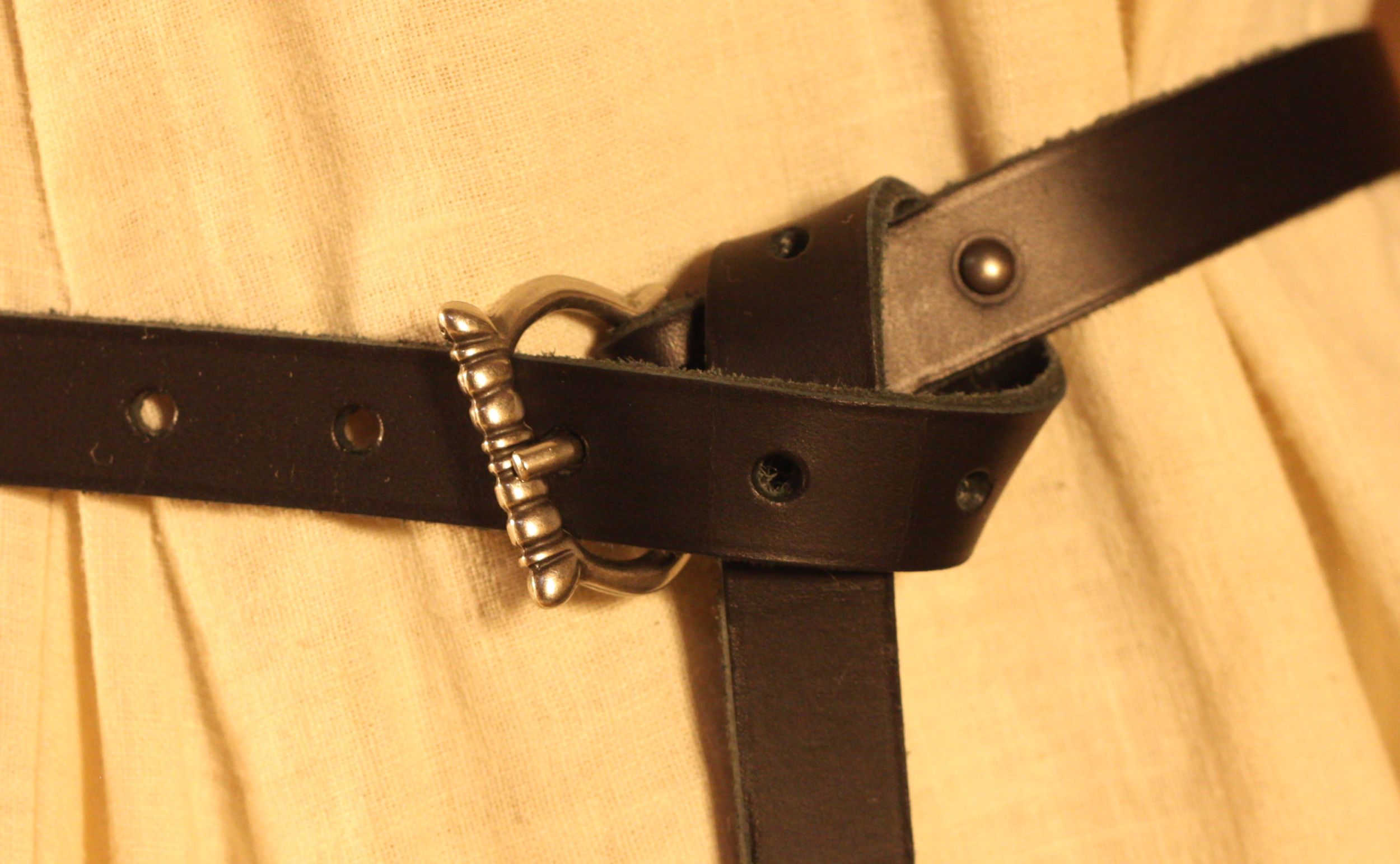 Spätmittelalterlicher Langgürtel mit Ziernieten