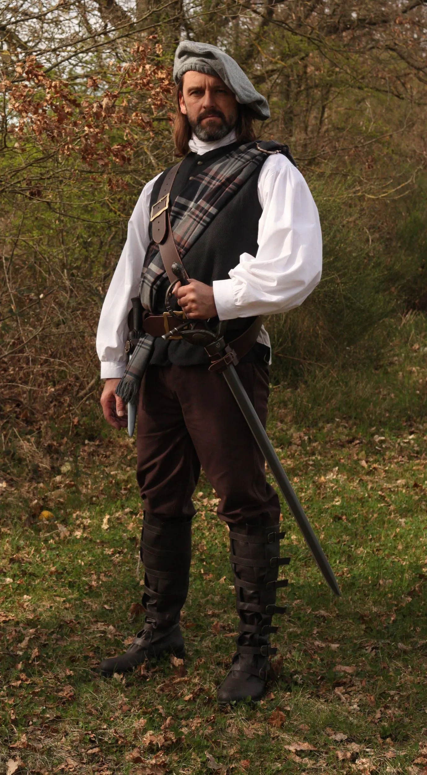 Braune Mittelalterstiefel mit Schnallen
