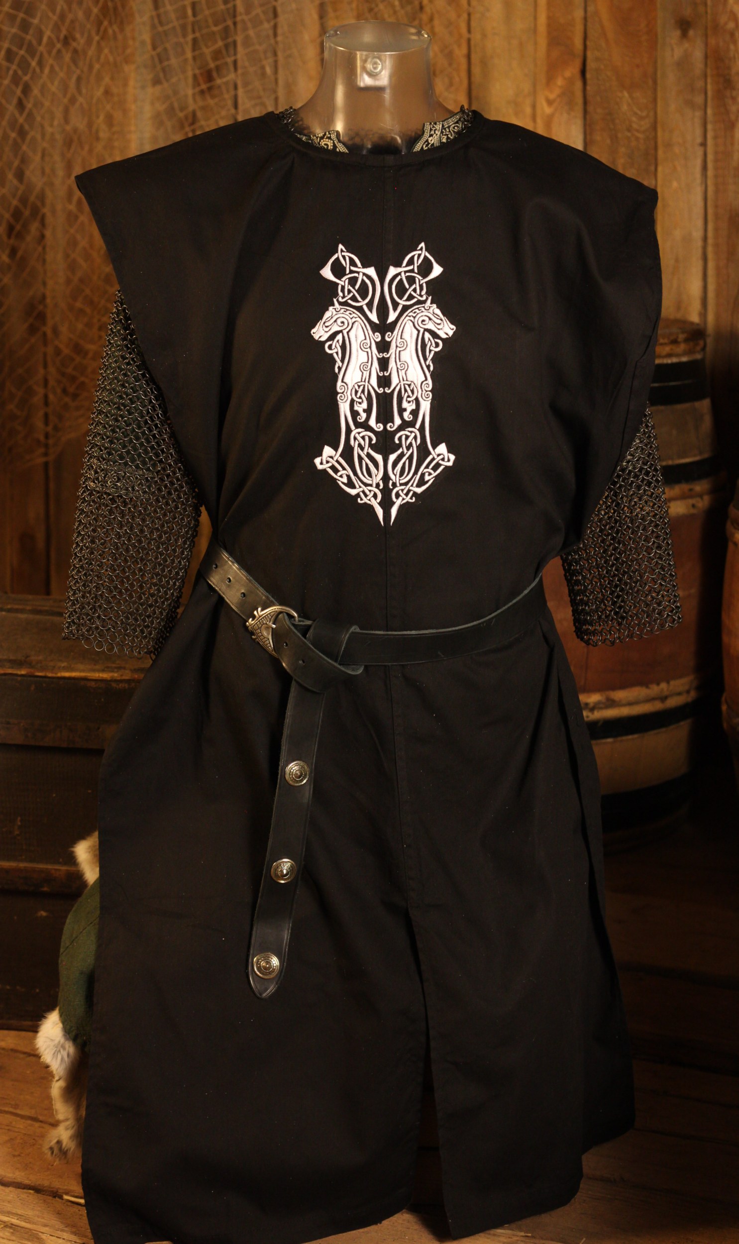 Wappenrock mit Stickerei Pferde