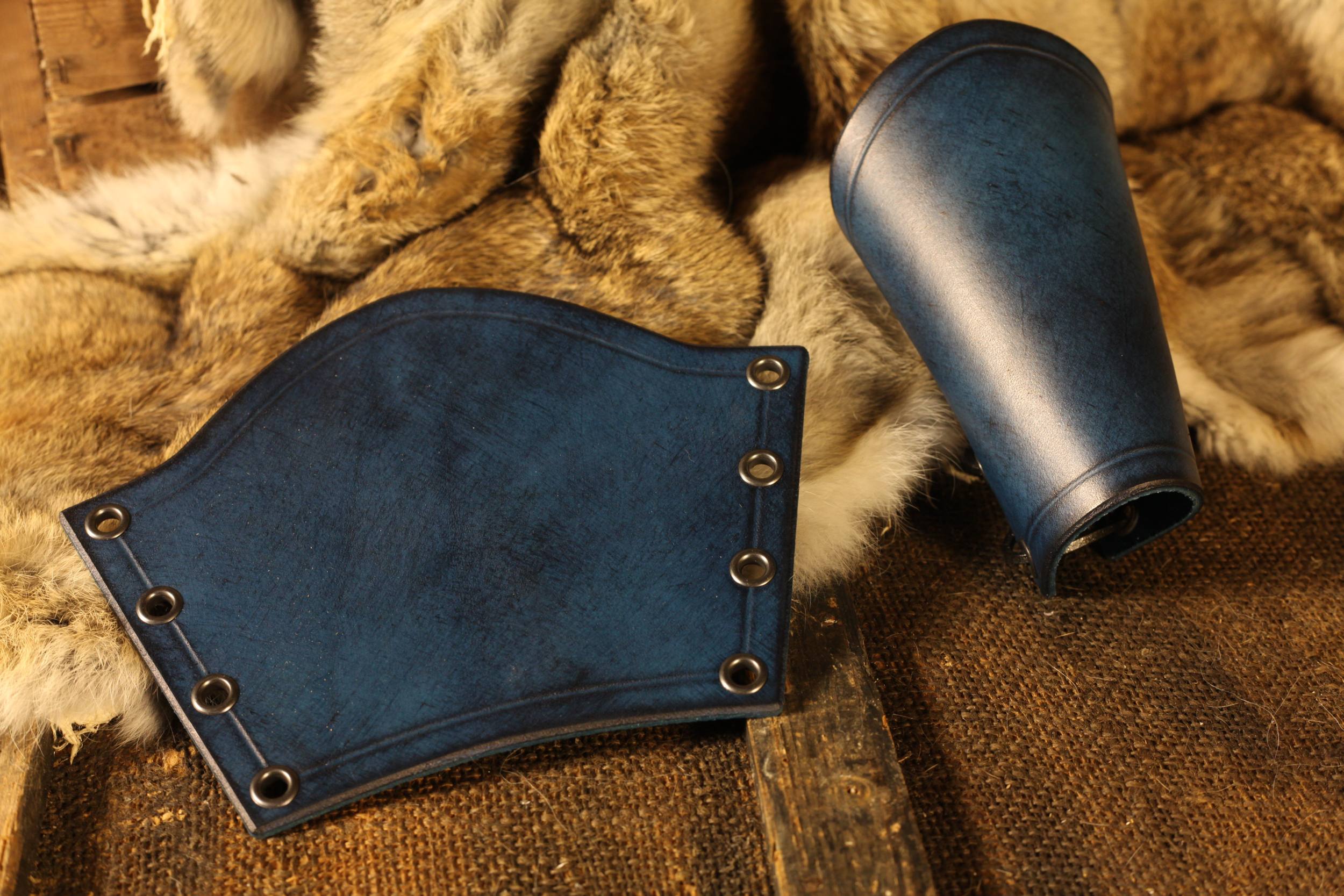 Kurze Lederarmschienen, geschnürt