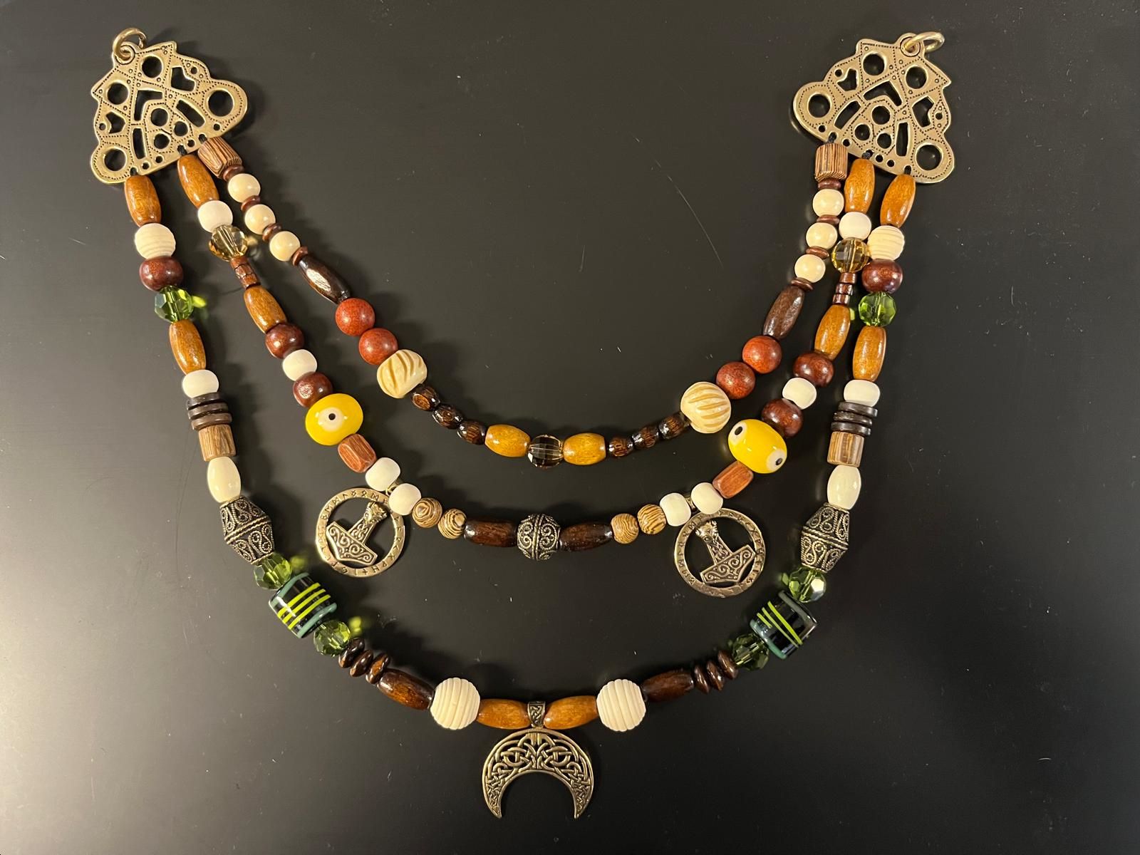 Dreireihige Fibelkette im Wikingerstil mit Lunula