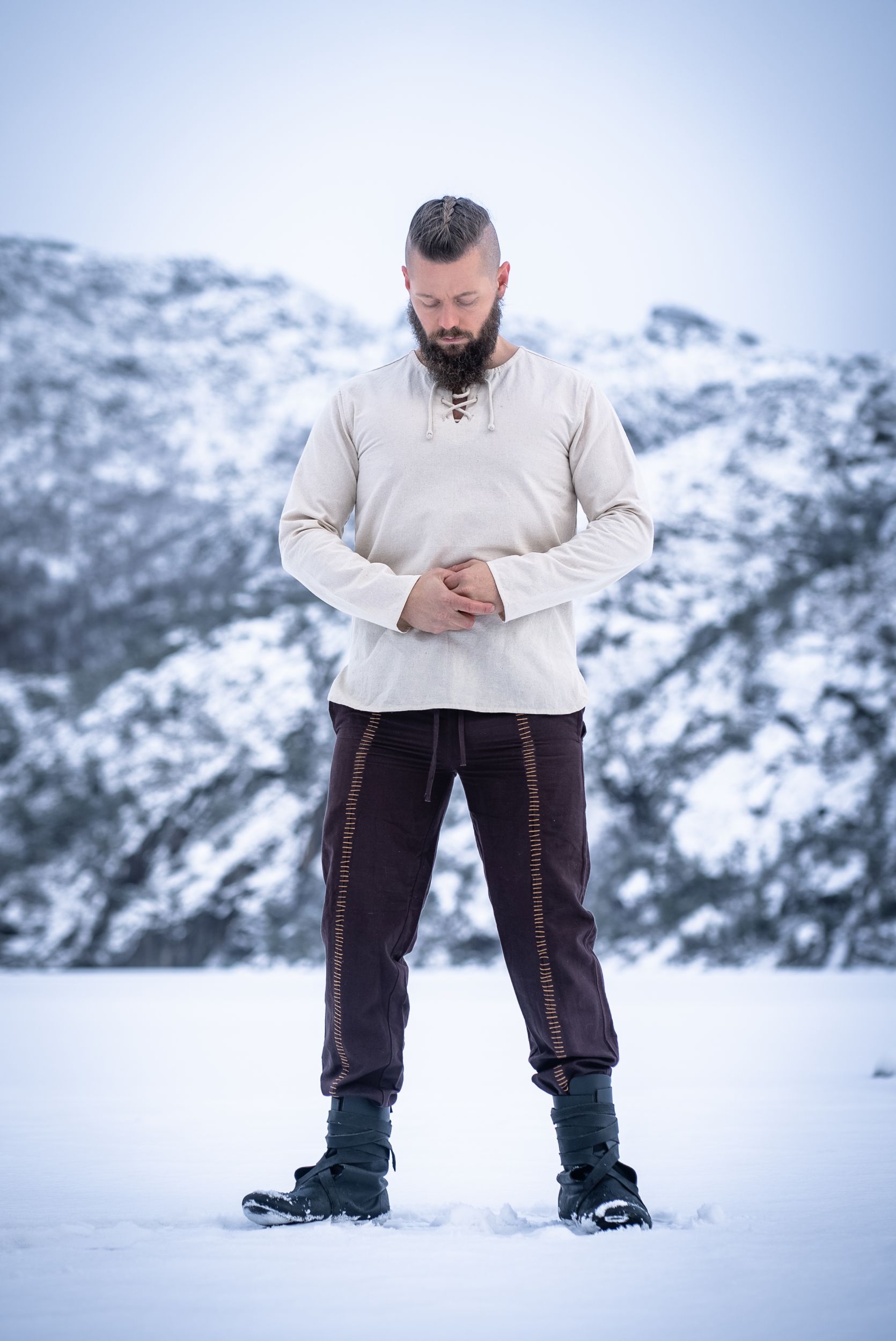 Dunkelbraune Baumwollhose mit Ziernaht