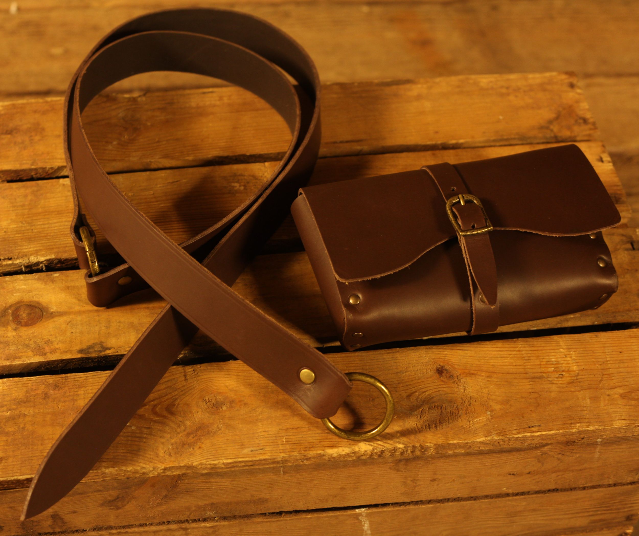 Set einfache Ledertasche und -gürtel