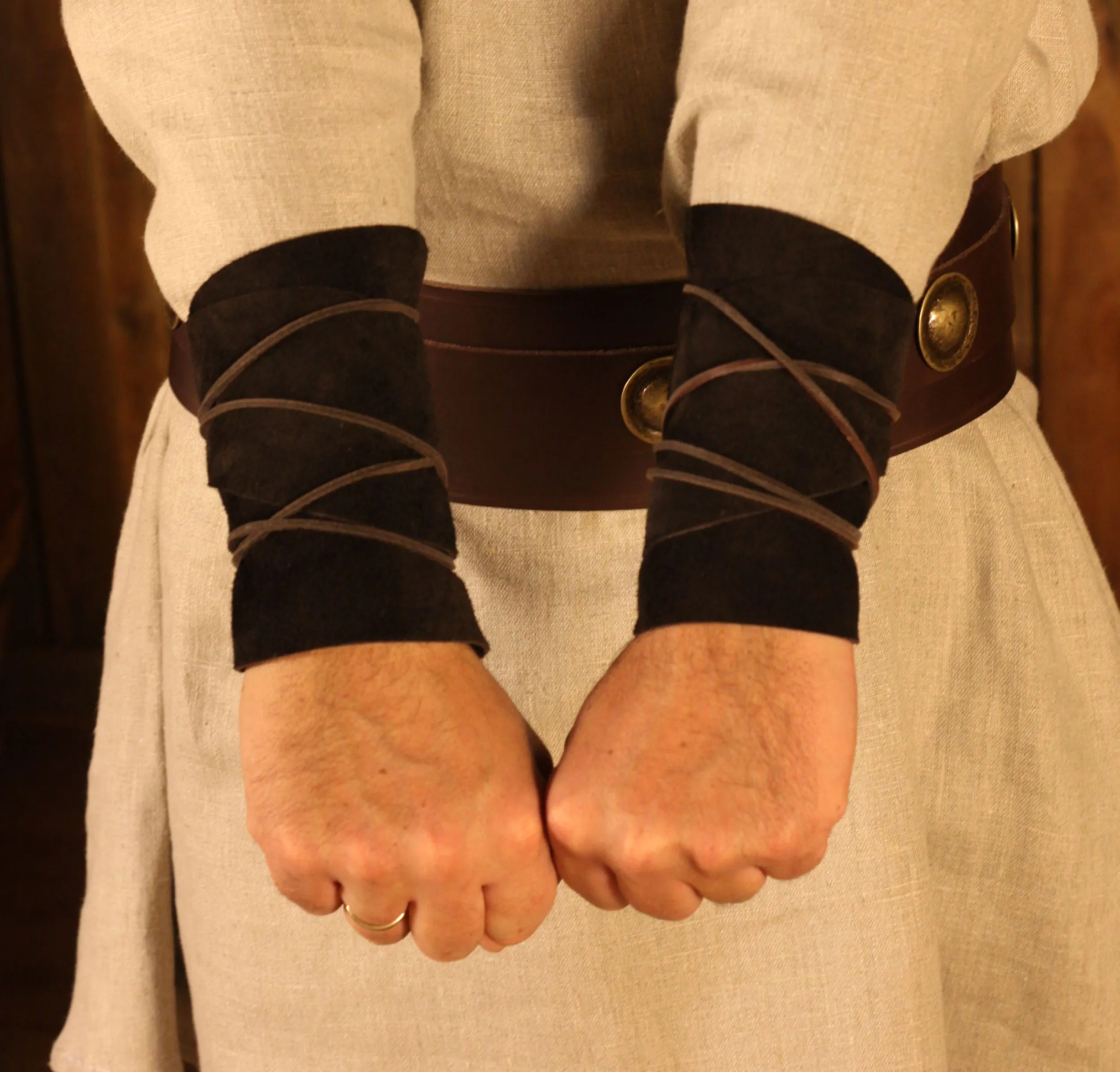 Lederarmwickel aus Veloursleder