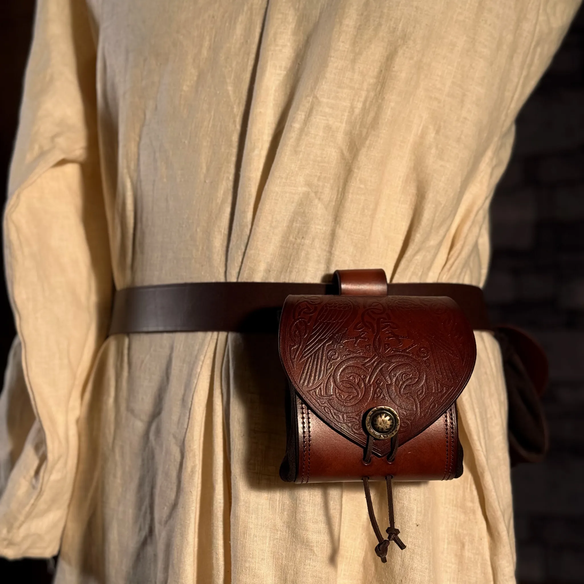 Gürteltasche aus Leder mit Raben, braun