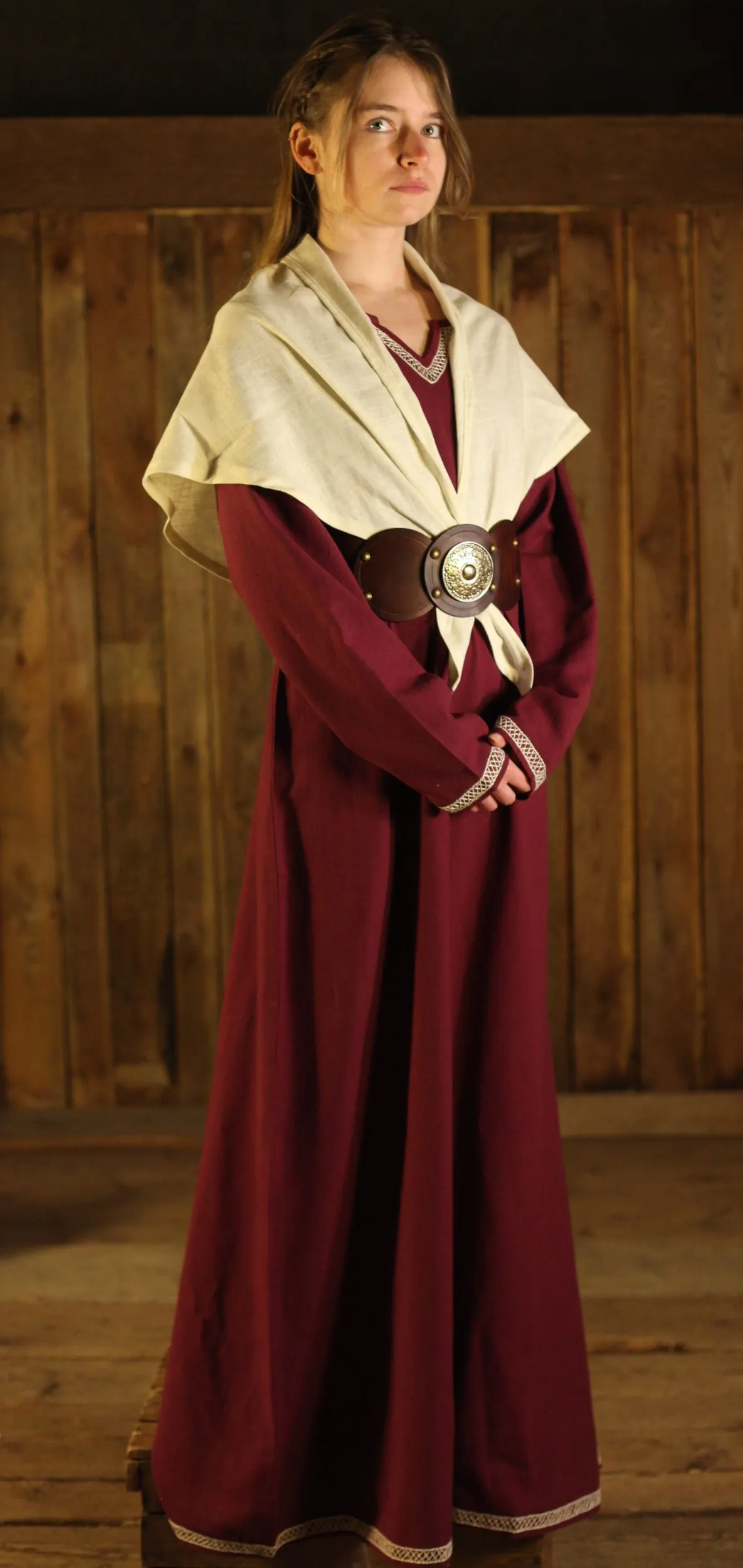Weinrotes Wikingerkleid Brigida mit Handstickerei