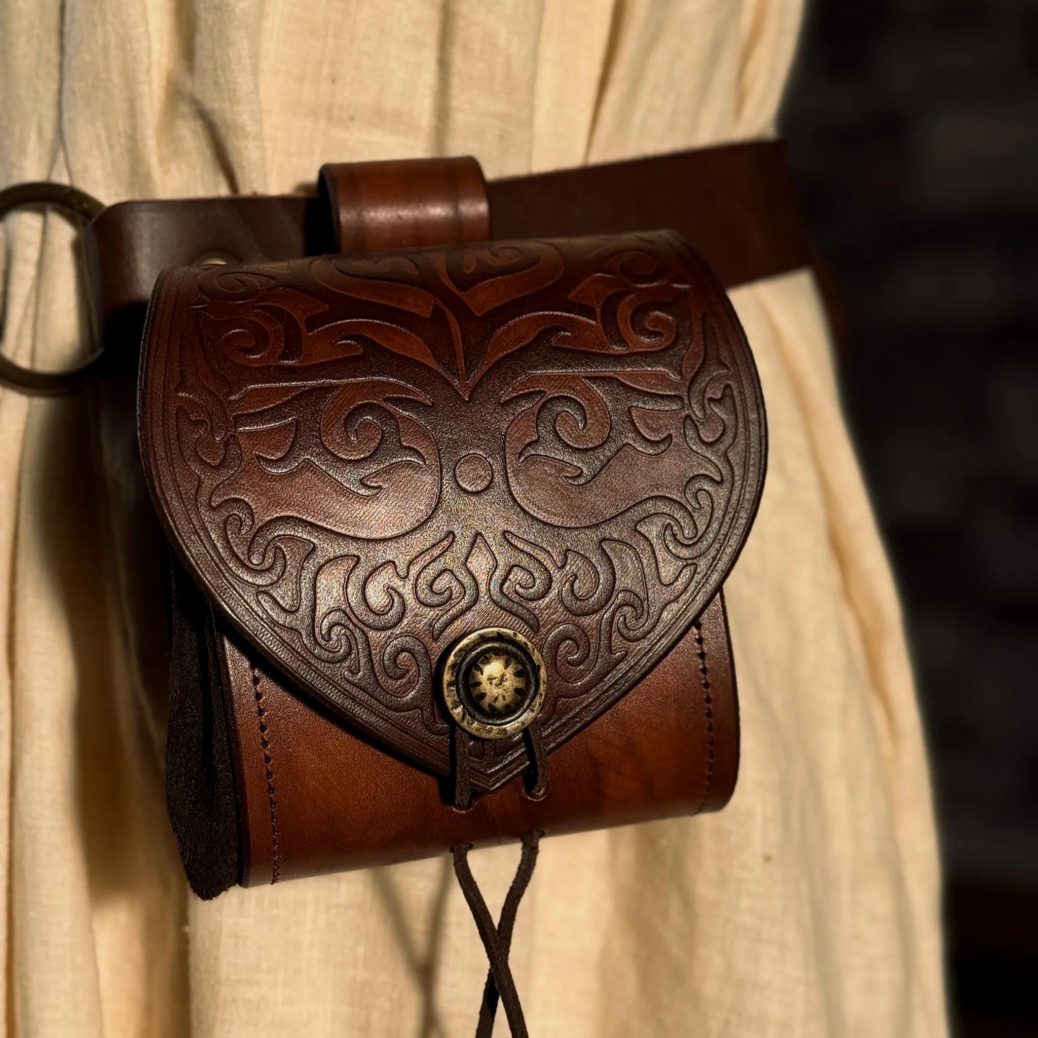 Gürteltasche aus Leder mit Lebensbaum, braun