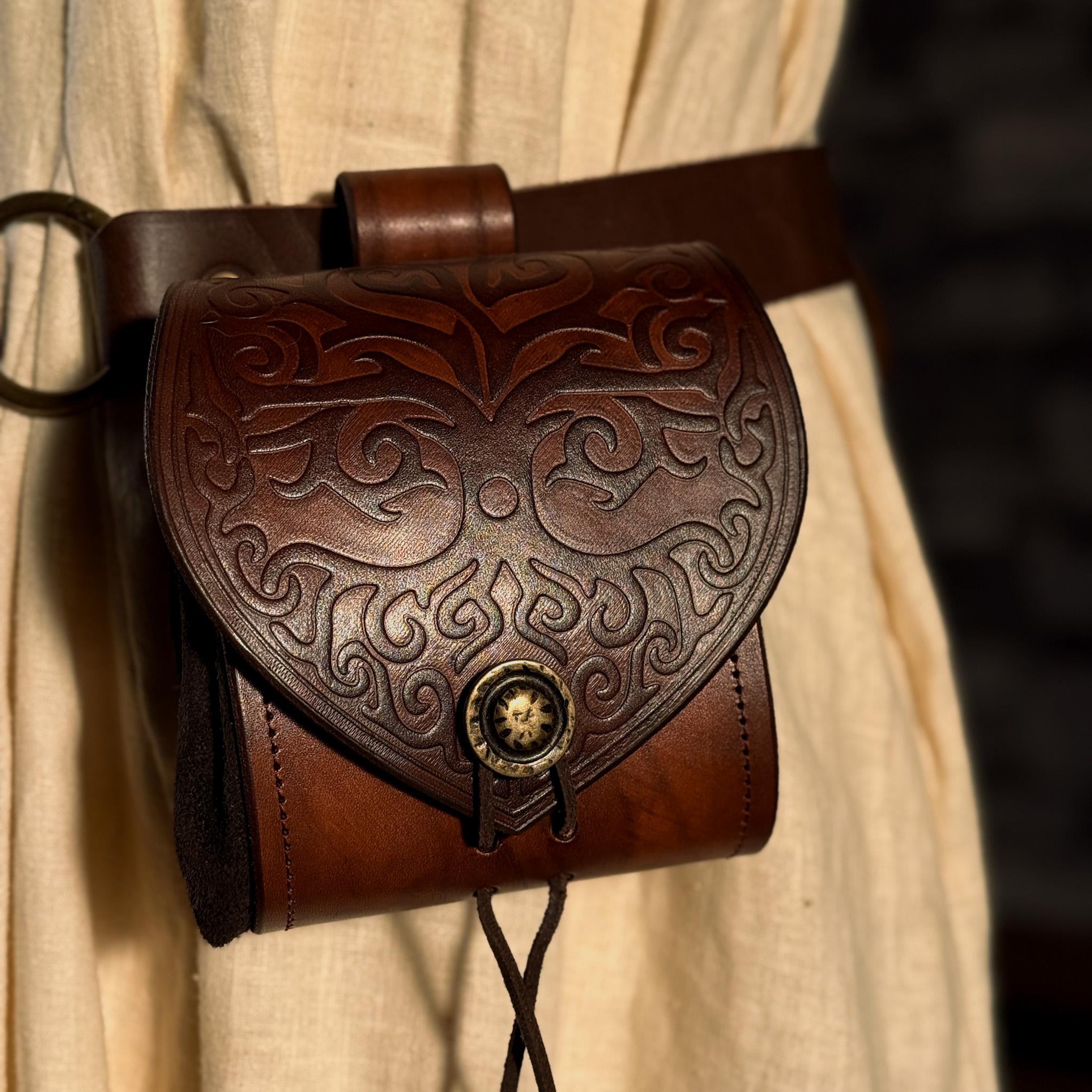 Gürteltasche aus Leder mit Lebensbaum, braun