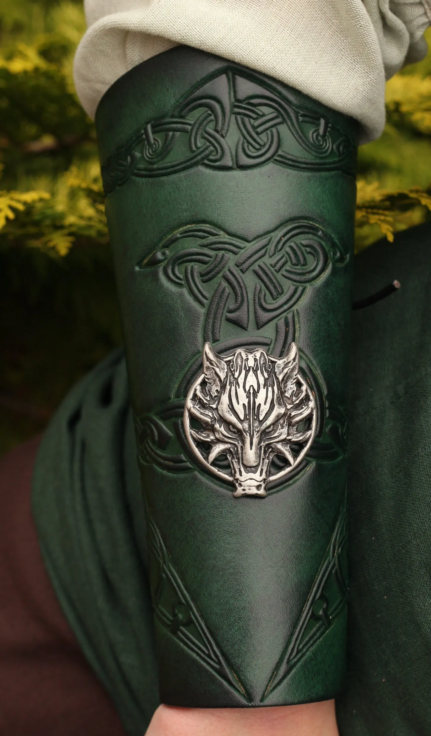 Leder-Armschienen mit Prägung und Zierniete Fenris