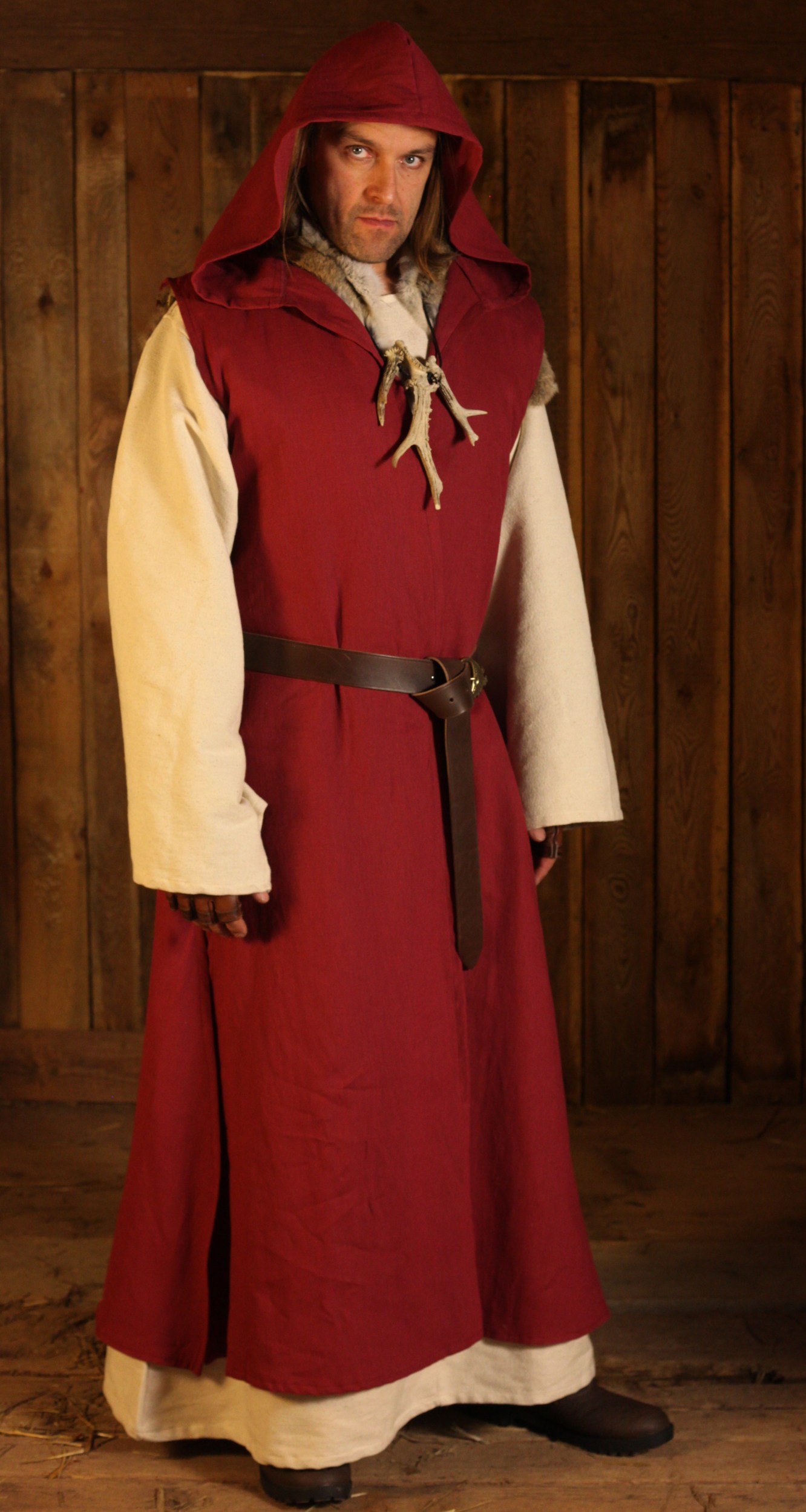 Lange weinrote Leinenweste mit Kapuze