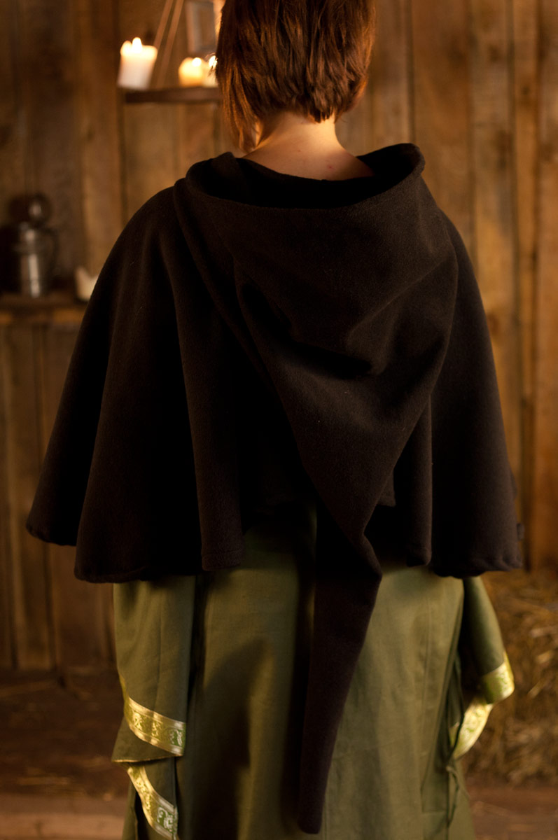 Woll-Gugel mit Wolfskopf-Schließe