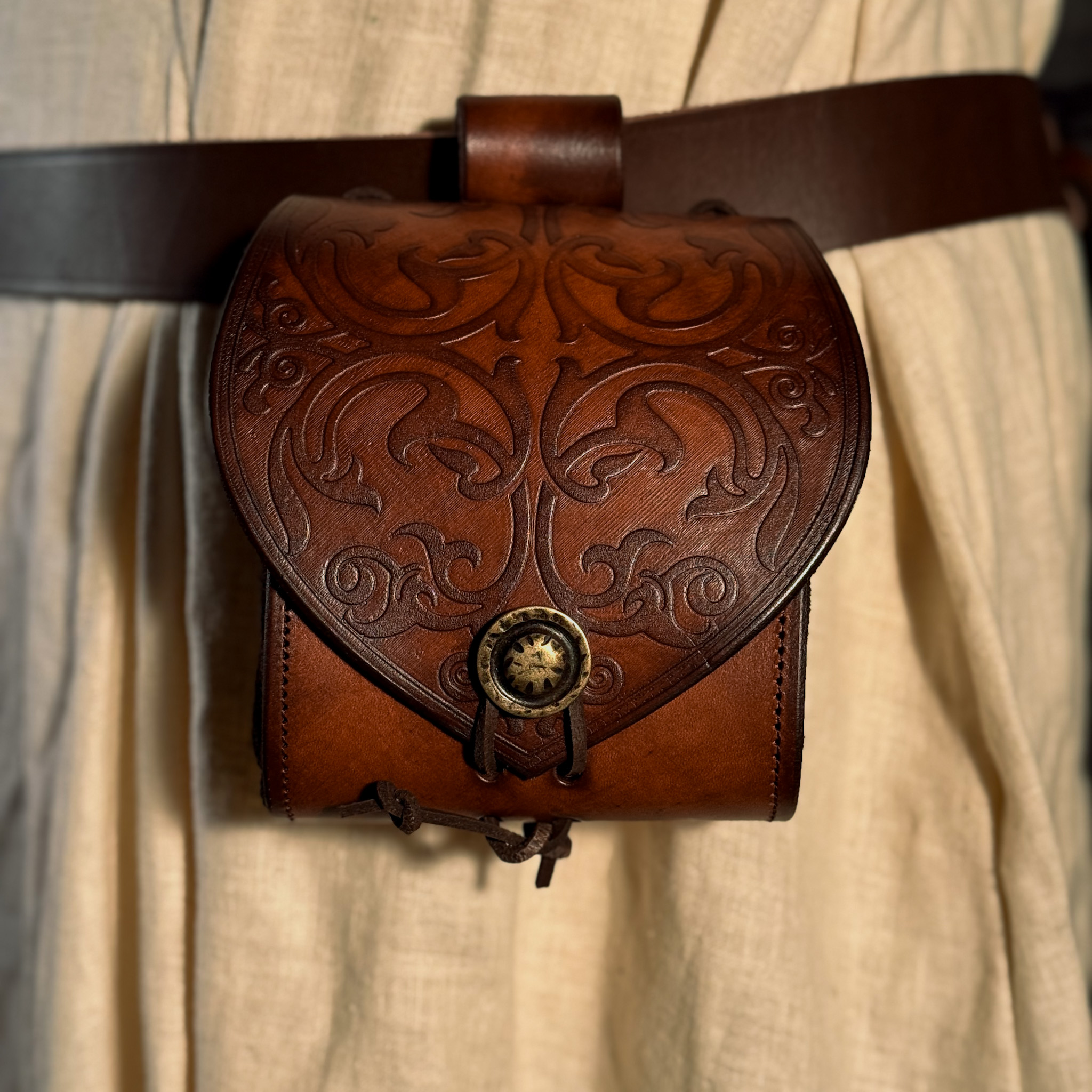 Gürteltasche aus Leder mit floralem Muster, braun