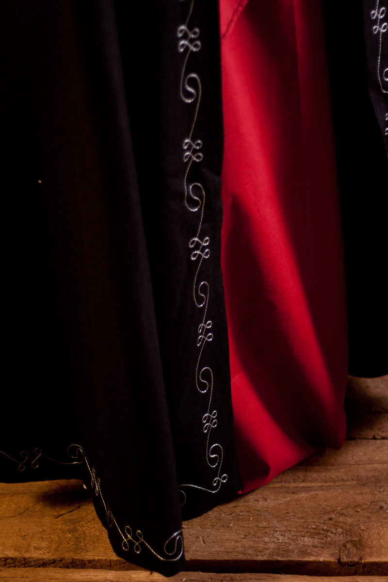 Umhang aus Wolle mit langer Kapuze und Stickerei