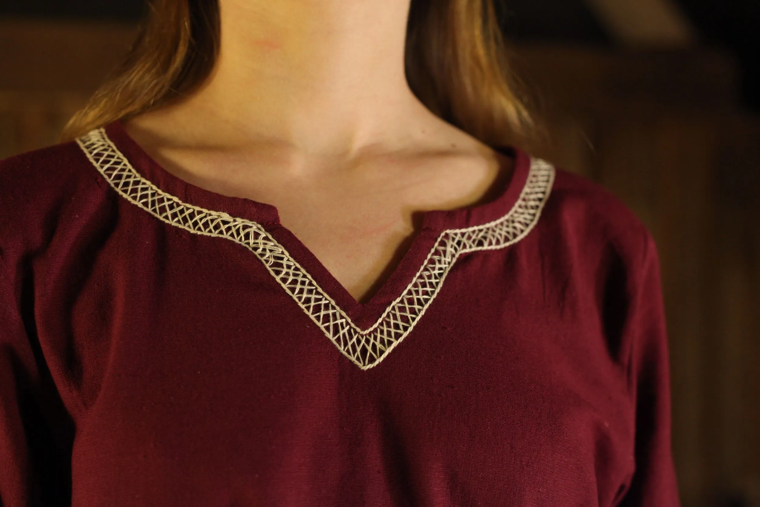 Weinrotes Wikingerkleid Brigida mit Handstickerei