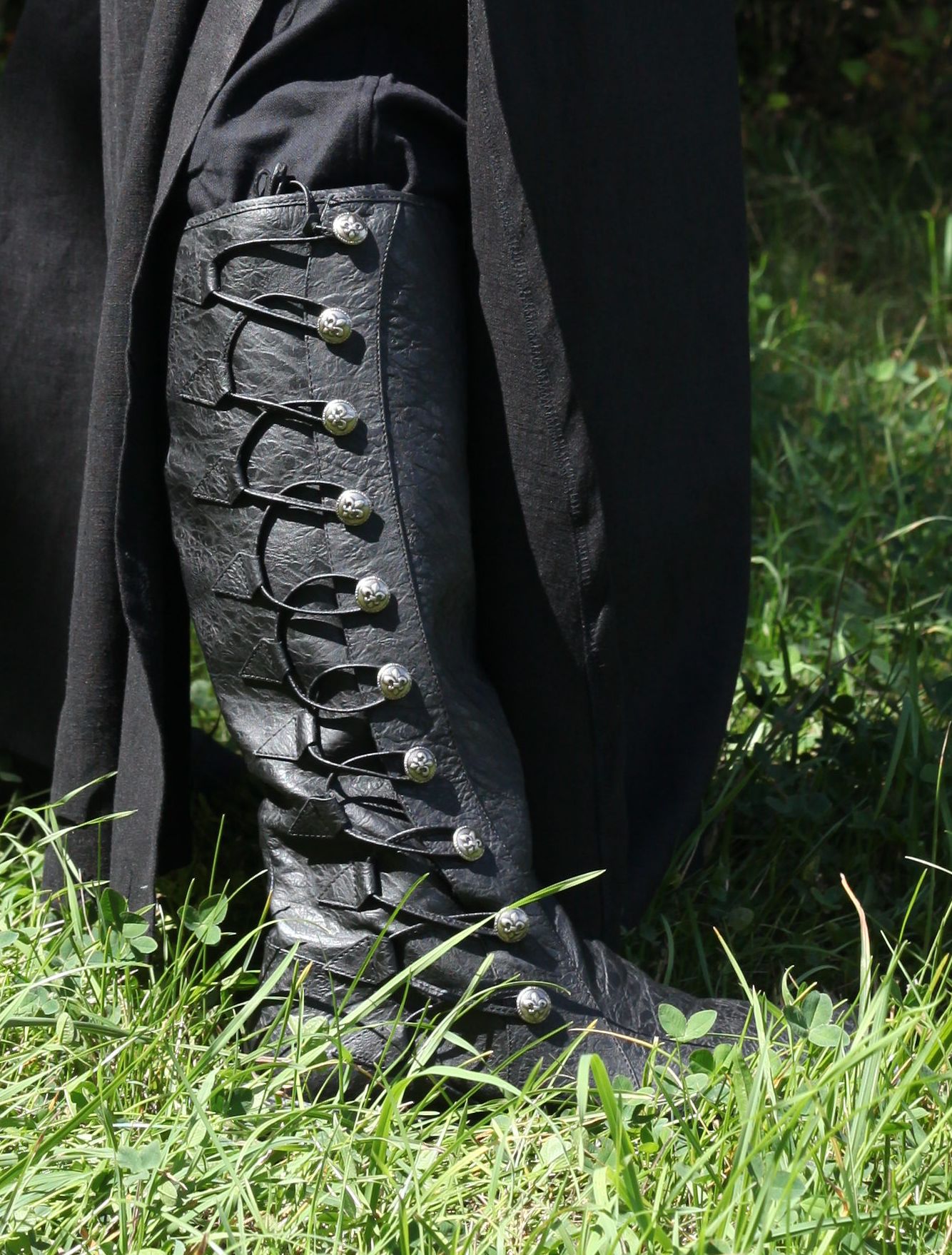 Schwarze Mittelalterstiefel, Zierschnürung