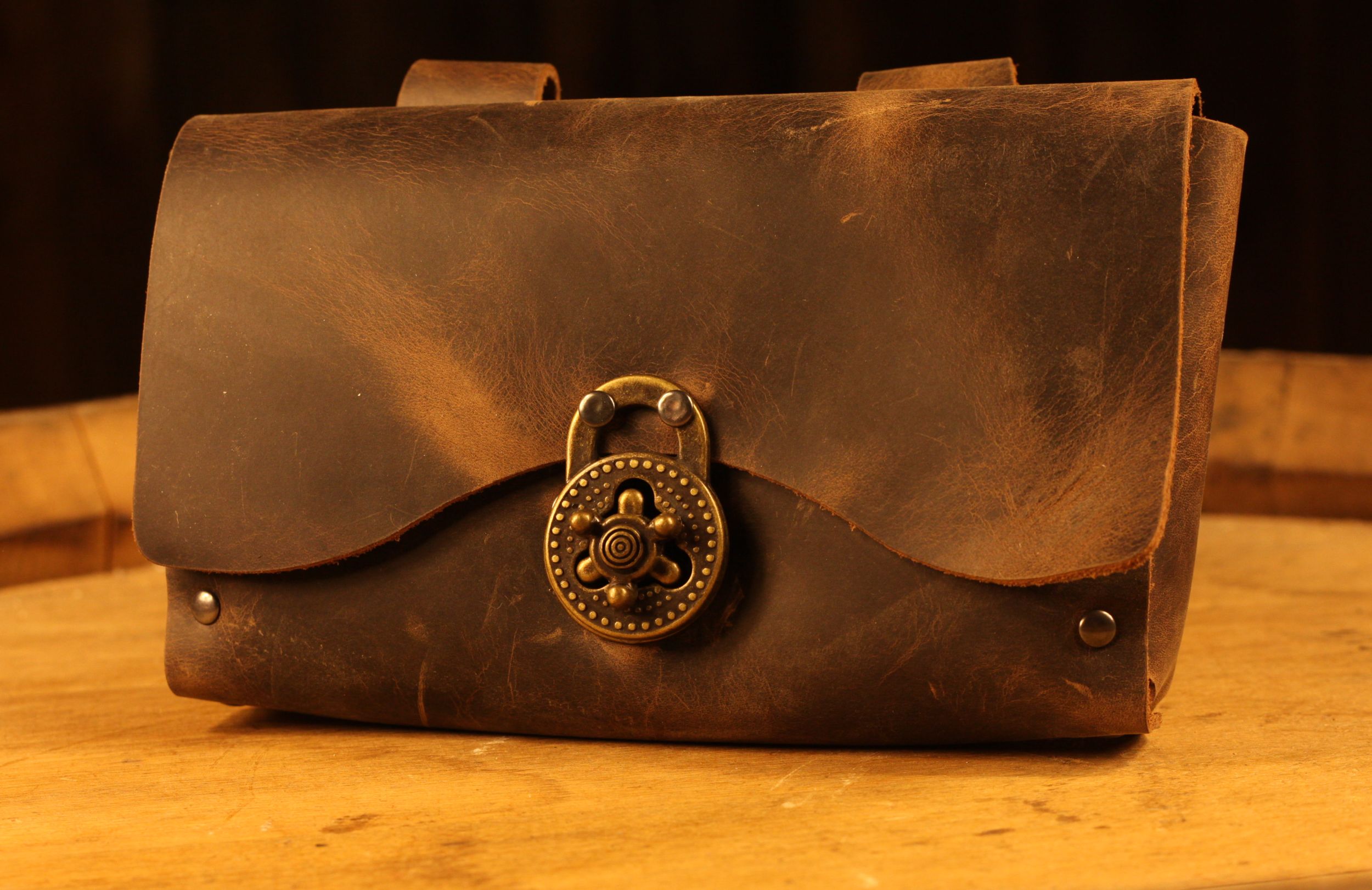 Große Gürteltasche aus Leder, Bajonettverschluss