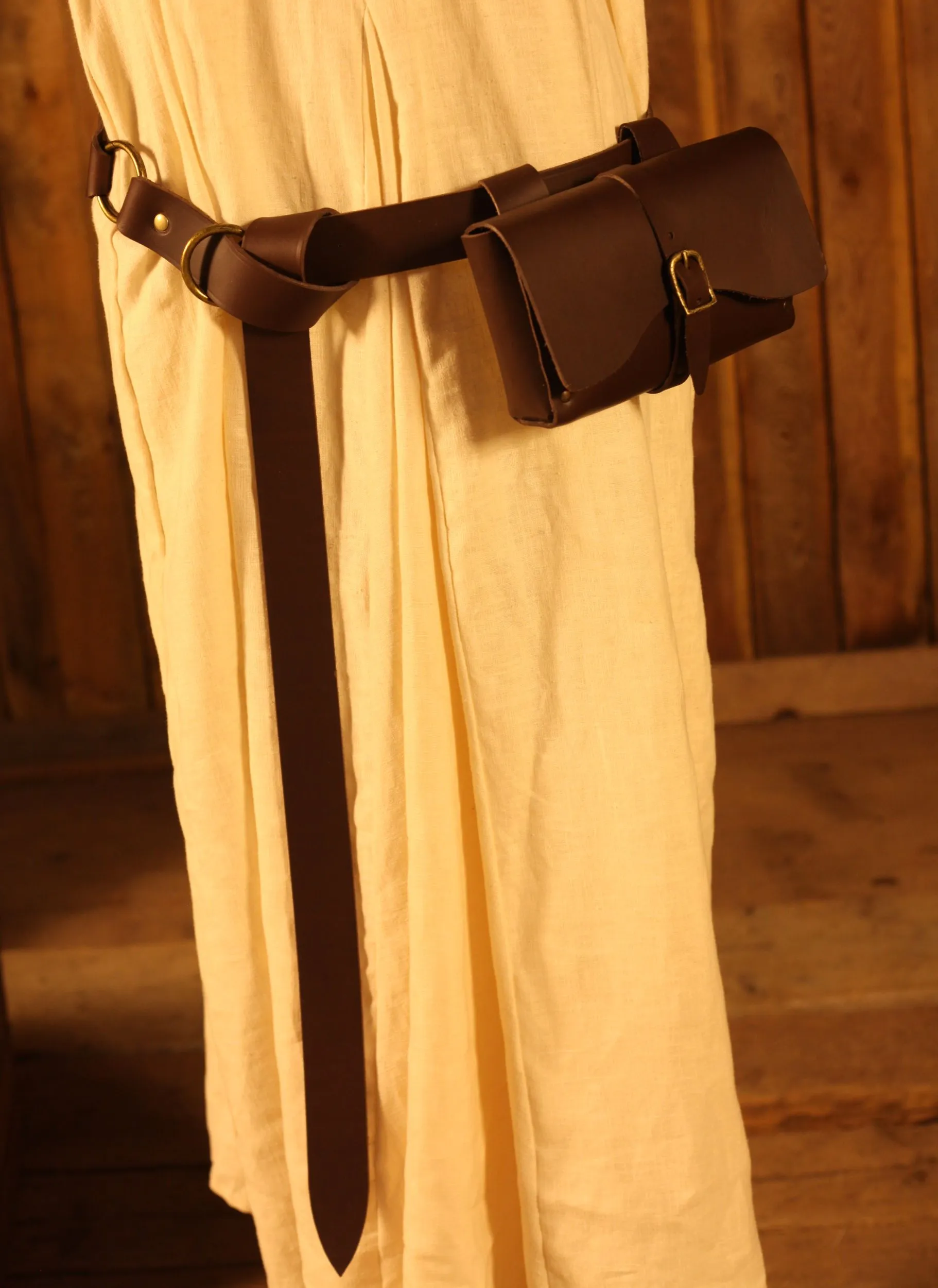 Set einfache Ledertasche und -gürtel