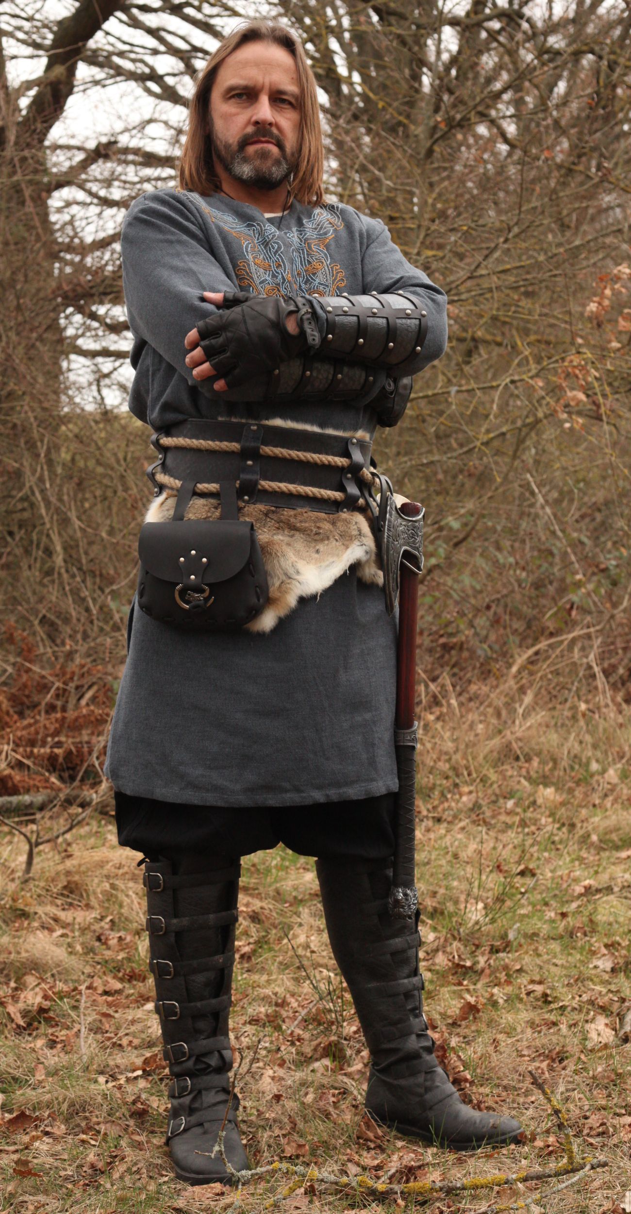 Schwarzer breiter Ledergürtel mit Seilen