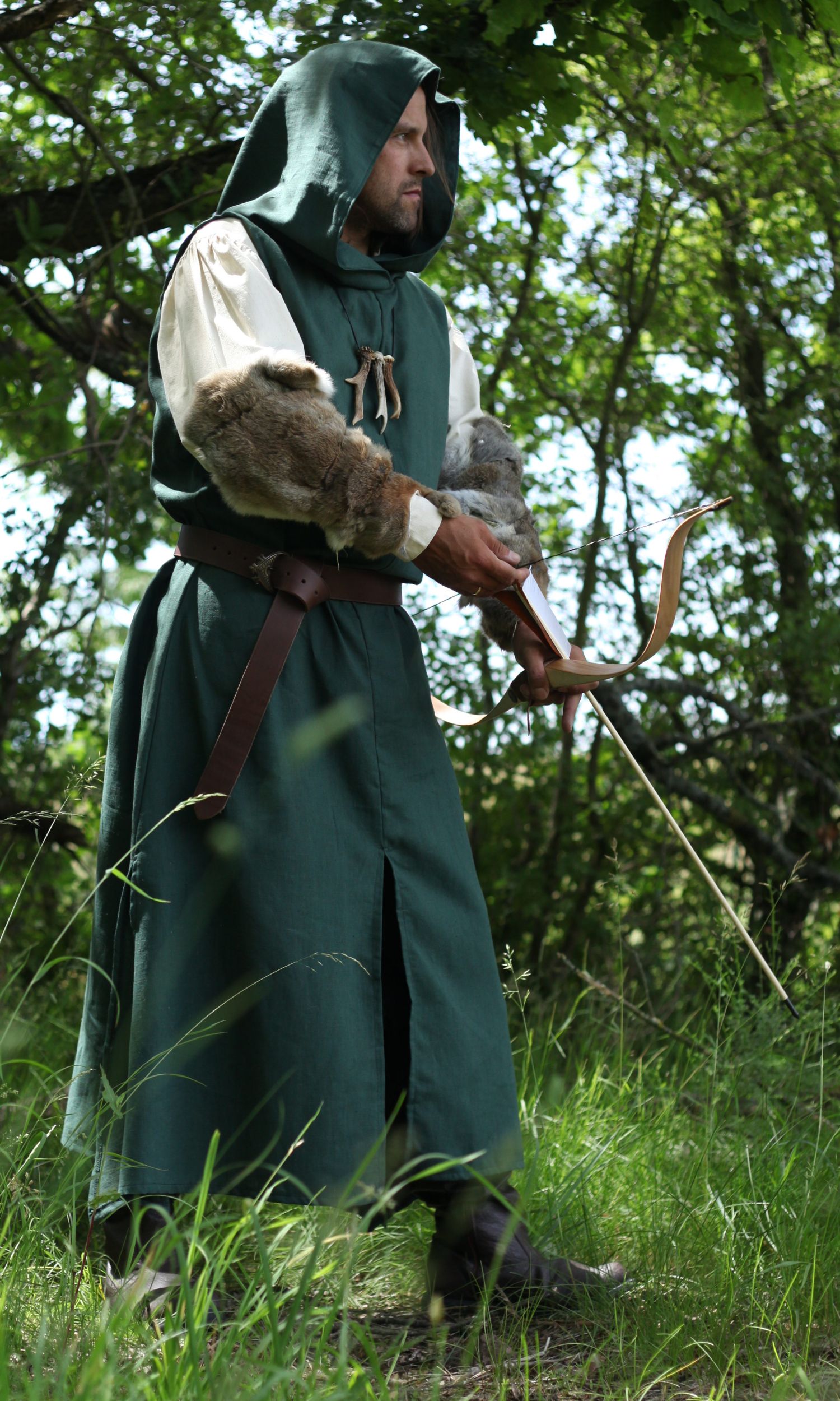 Lange grüne Tunika mit Kapuze