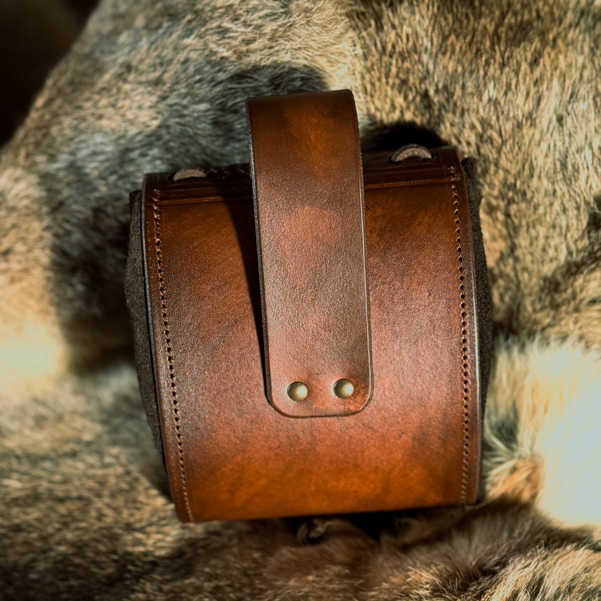 Gürteltasche aus Leder mit floralem Muster, braun